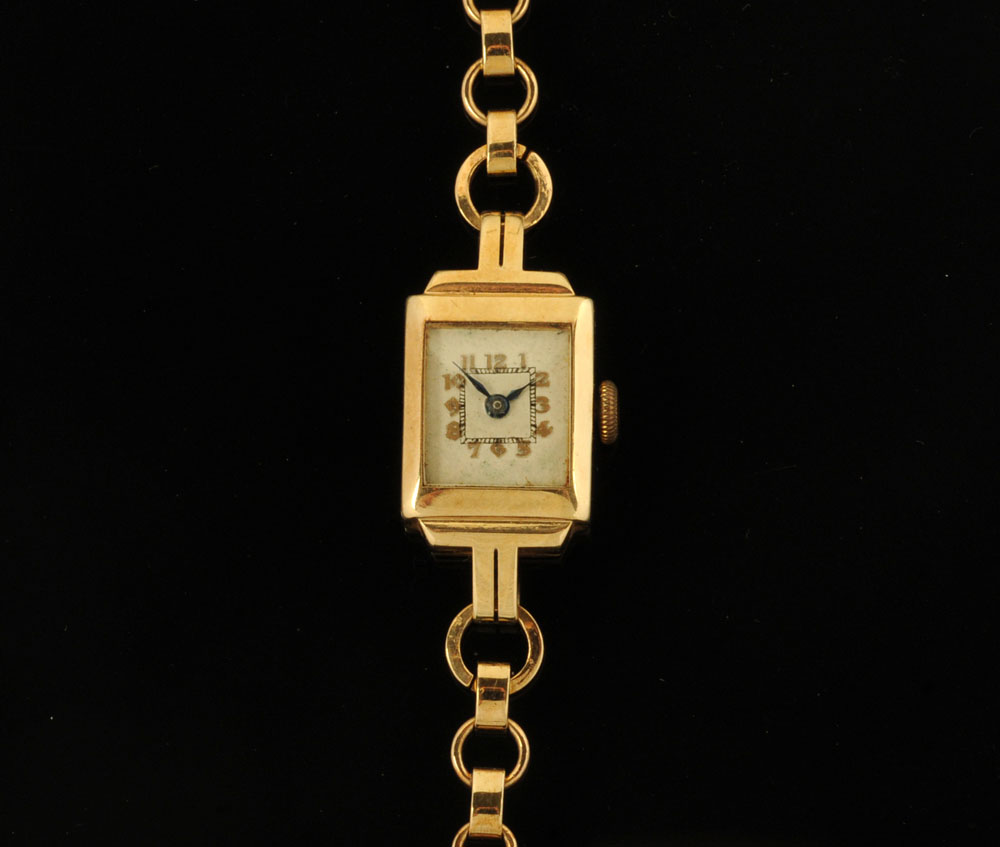 A 9 ct gold cased ladies wristwatch, Art Deco, with 9 ct gold bracelet. 7.