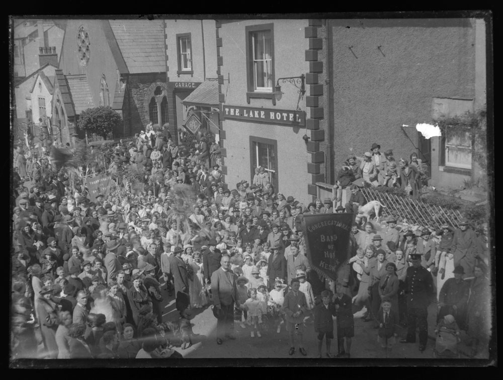 Early 20th century photographic glass half and full plates, depicting vintage cars on tour, - Image 8 of 10