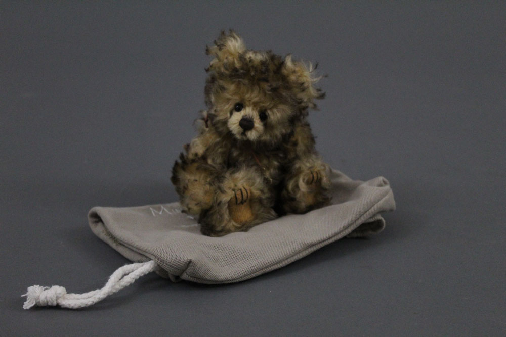 A soft plush Charlie Bears "Minimo Collection" teddy bear, named "Tawnie", 18 cm tall.