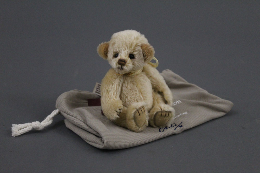 A soft plush Charlie Bears "Minimo Collection" teddy bear, named "Yo-Yo", 16 cm tall.