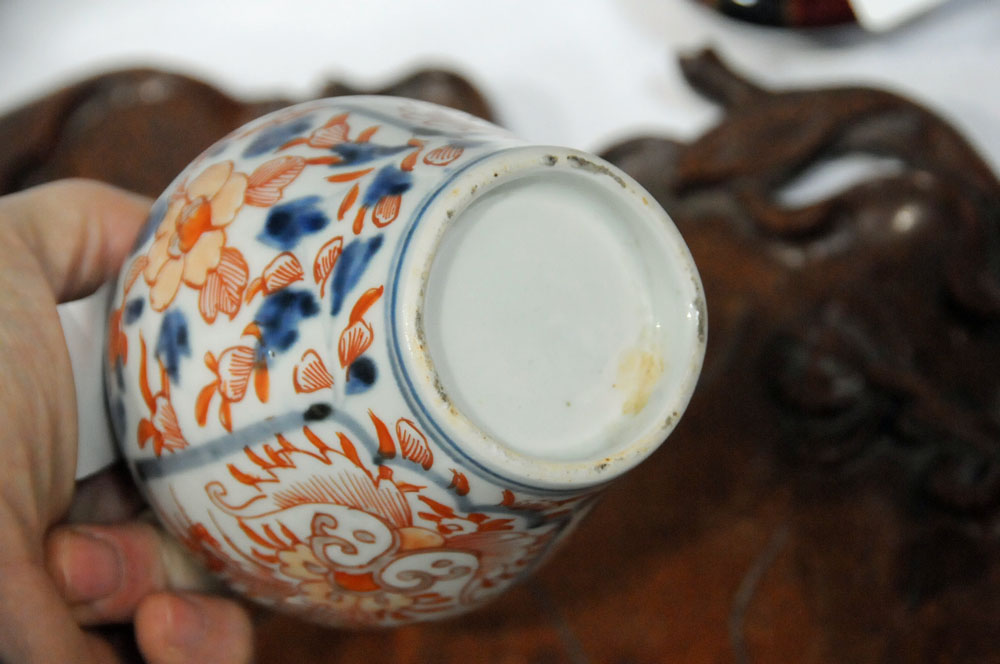 A small Imari vase and four Chinese dishes. Largest diameter 17 cm. - Image 6 of 6