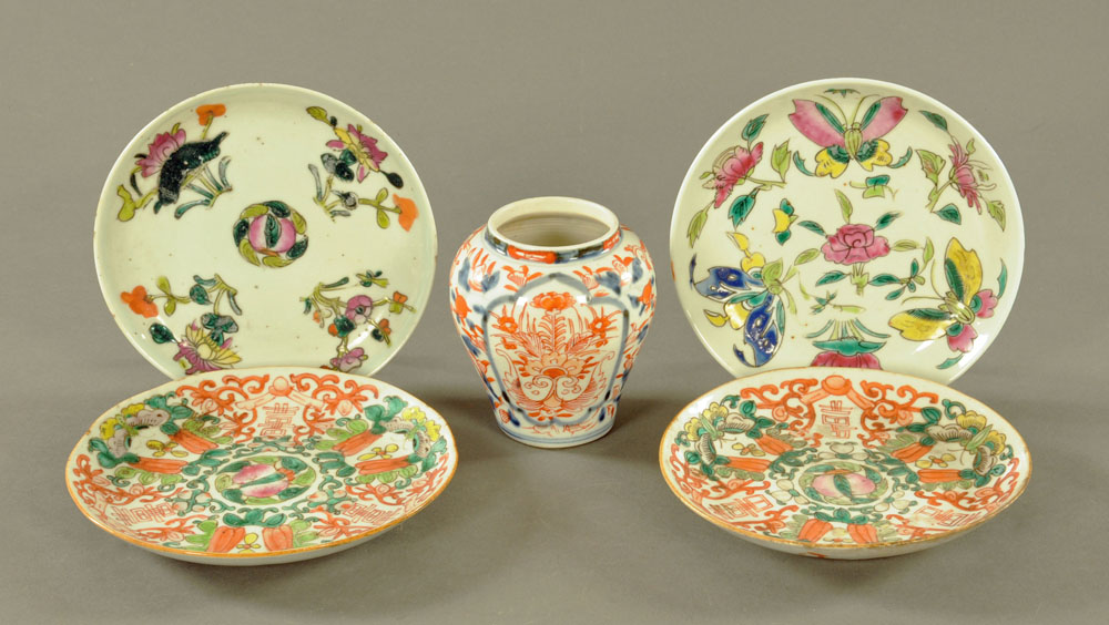 A small Imari vase and four Chinese dishes. Largest diameter 17 cm.