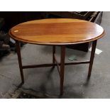 An Edwardian mahogany inlaid oval coffee table measuring 53 cm tall x 76 cm long
