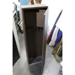 A metal storage cabinet, suitable for holding six guns. Height 31 cm, width 41 cm, depth 20 cm.