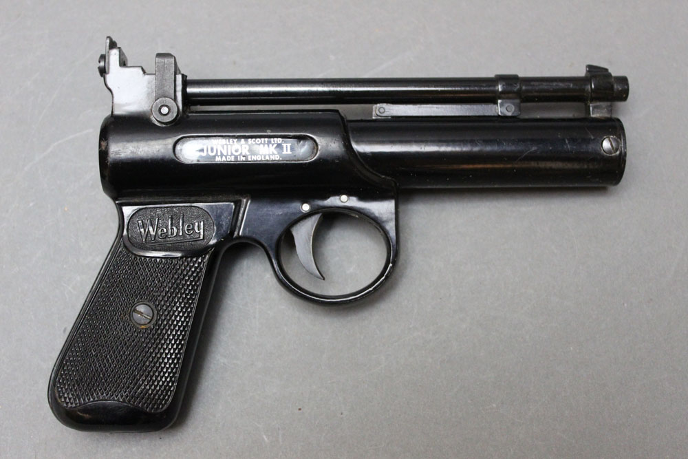 * The Webley & Scott Ltd Junior Mark 2 cal 177 air pistol, marked to the front 572, with box. - Image 3 of 3