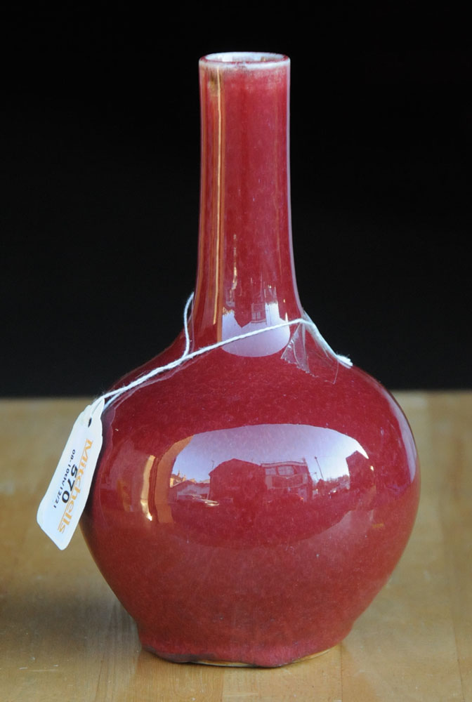 A Chinese Sang de Boeuf porcelain bottle shaped vase (18th/19th century). Height 20 cm. - Image 7 of 11