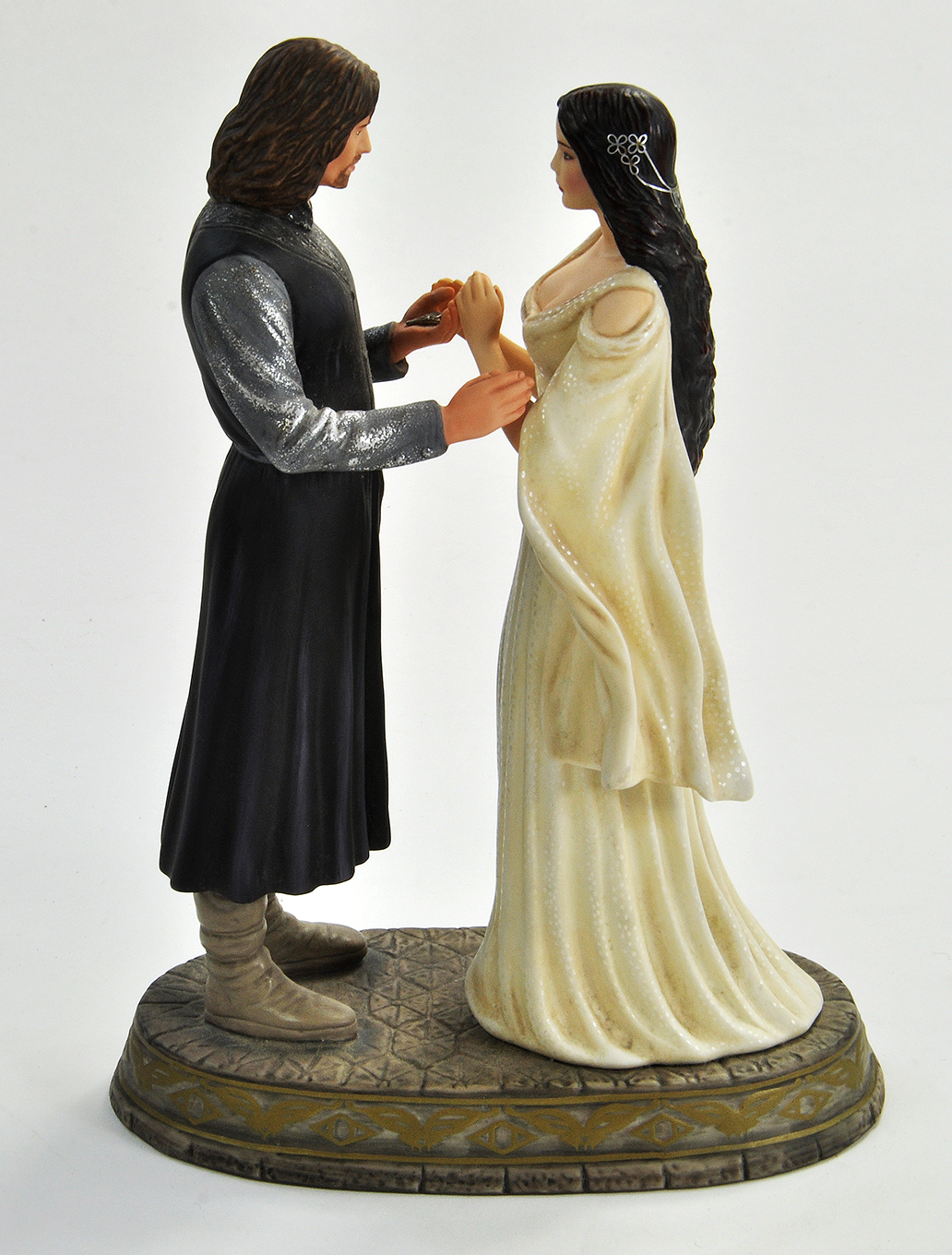 Lord of the Rings LOTR collectables comprising Noble Collection Statue - Aragorn and Arwen.