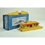 Hornby Dublo 00 Gauge model railway issue comprising No. DA455 Through Station. Appears very good