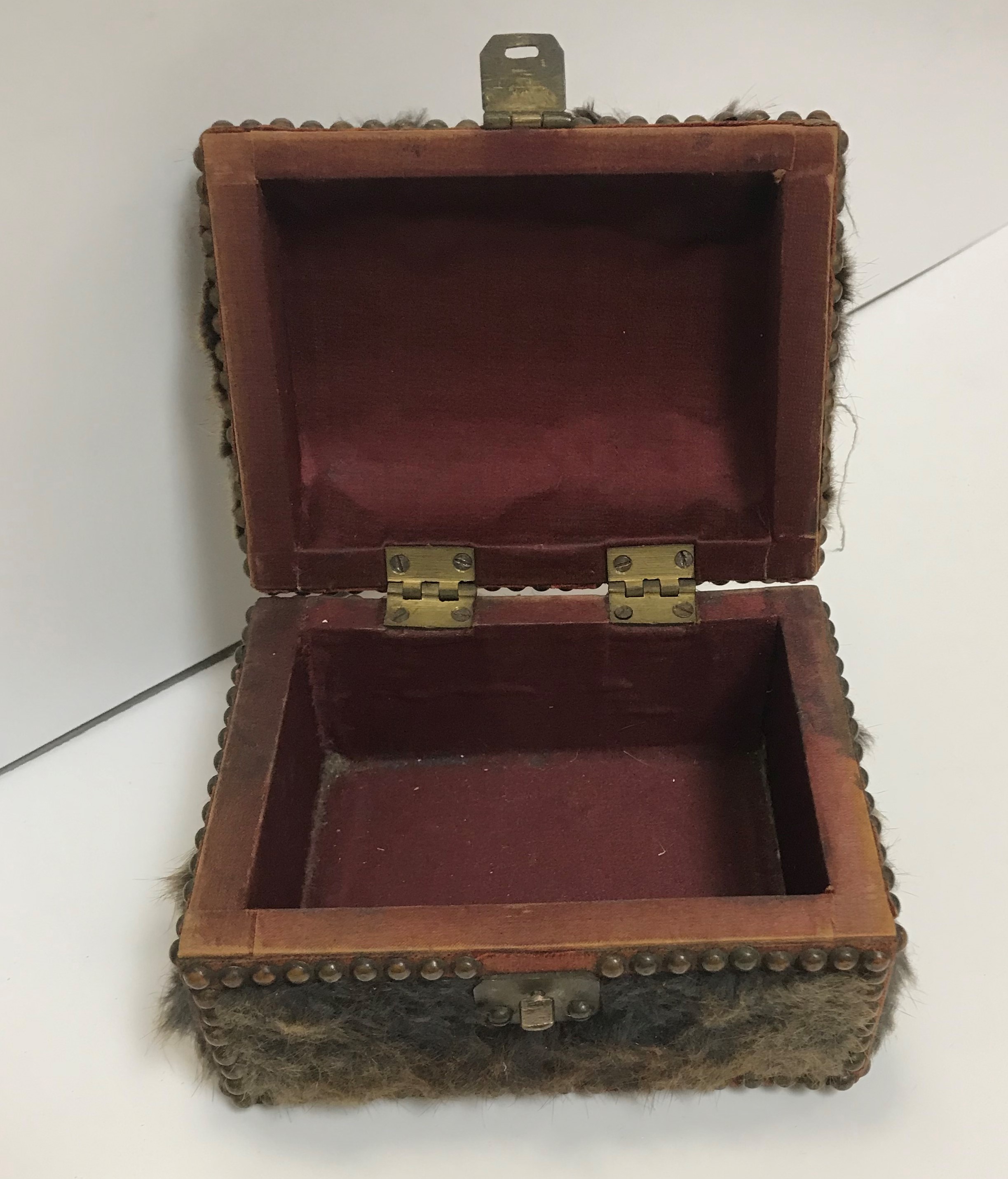 A Japanese green and gilt lacquered glove box, - Image 3 of 5