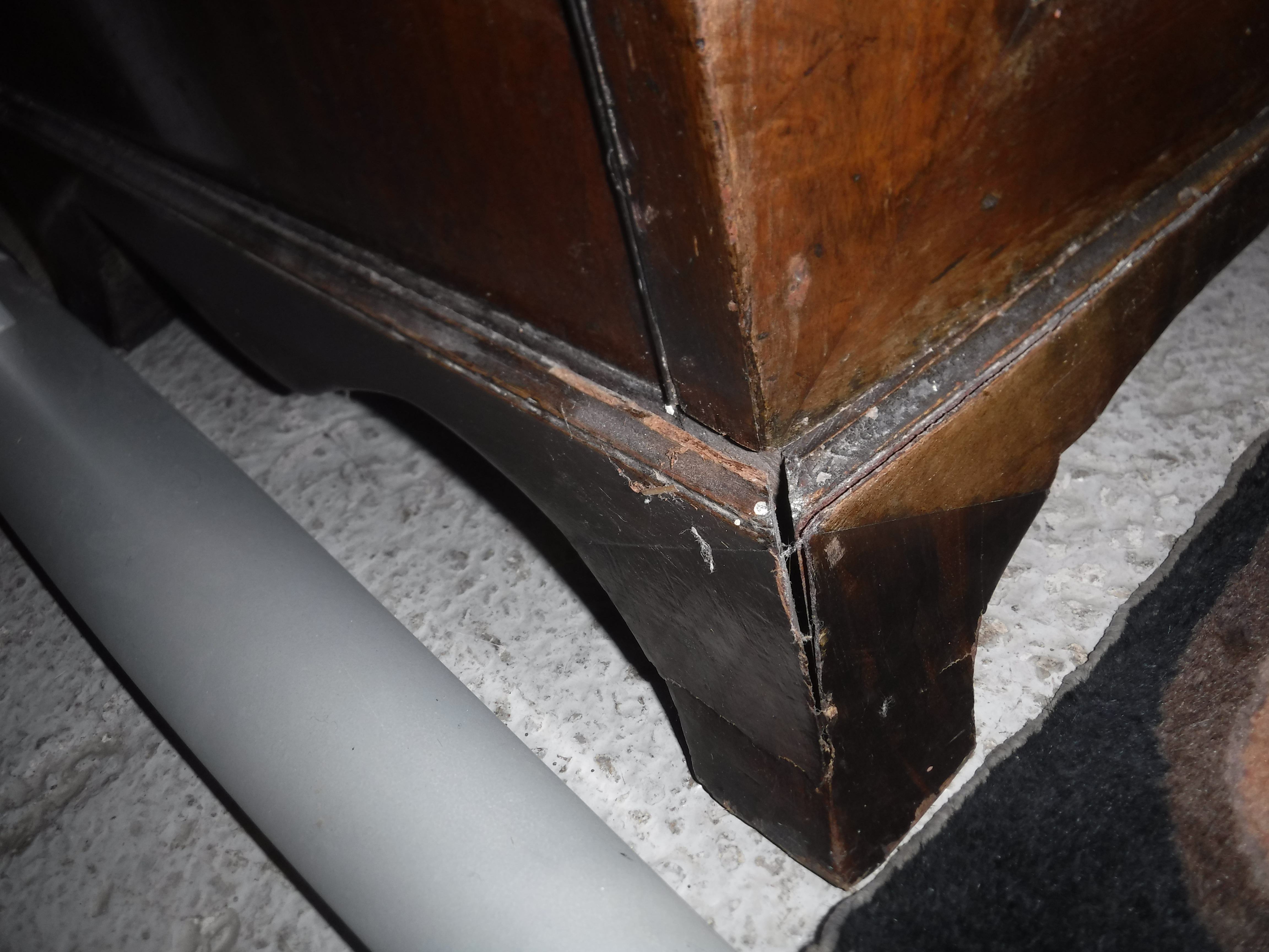 A circa 1900 mahogany bow fronted two door cupboard with single shelf, - Image 6 of 17