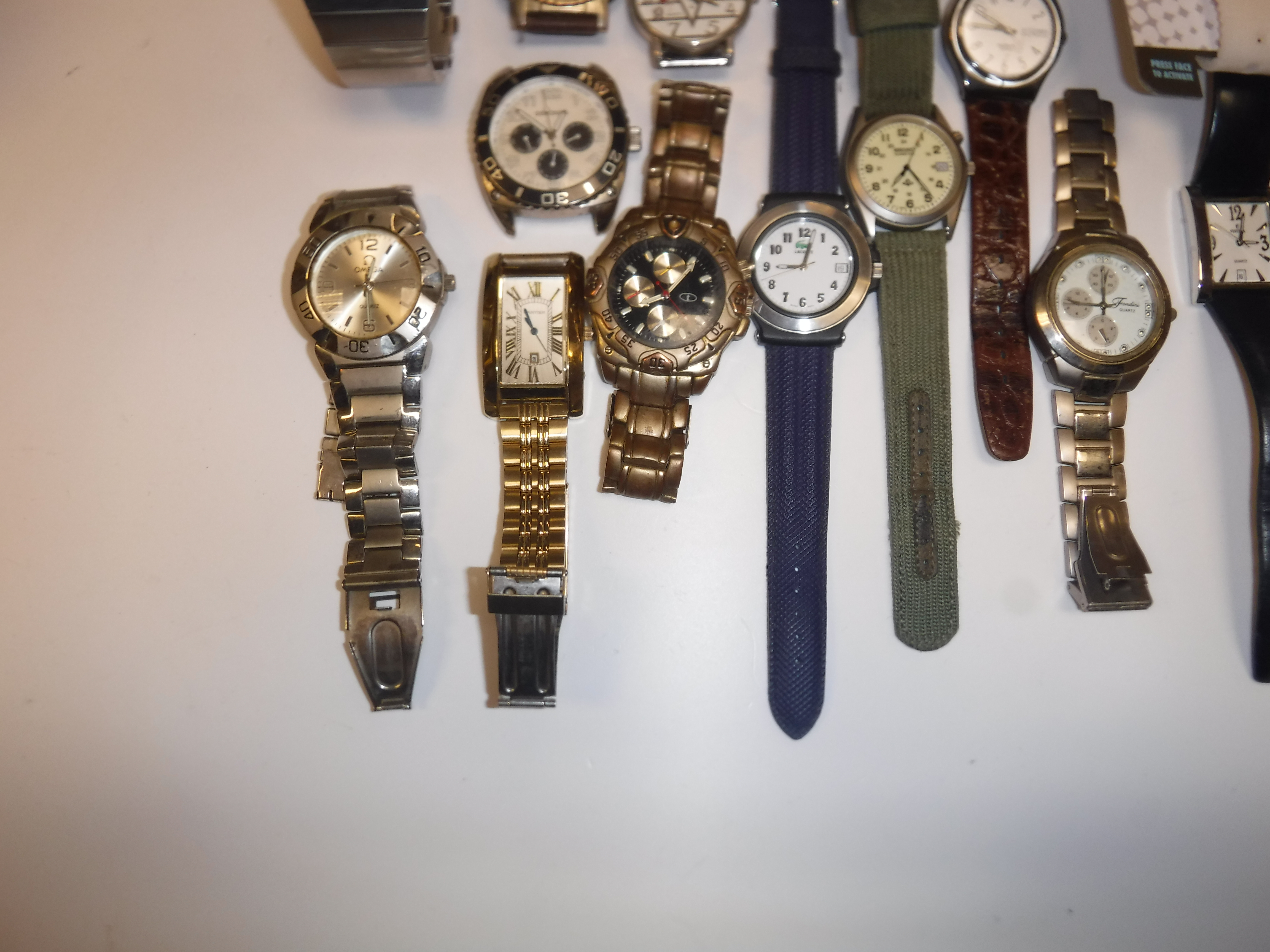 A bag containing 24 various watches, including Swatch, Select, imitation Omega, Solo, Crown, - Image 4 of 6