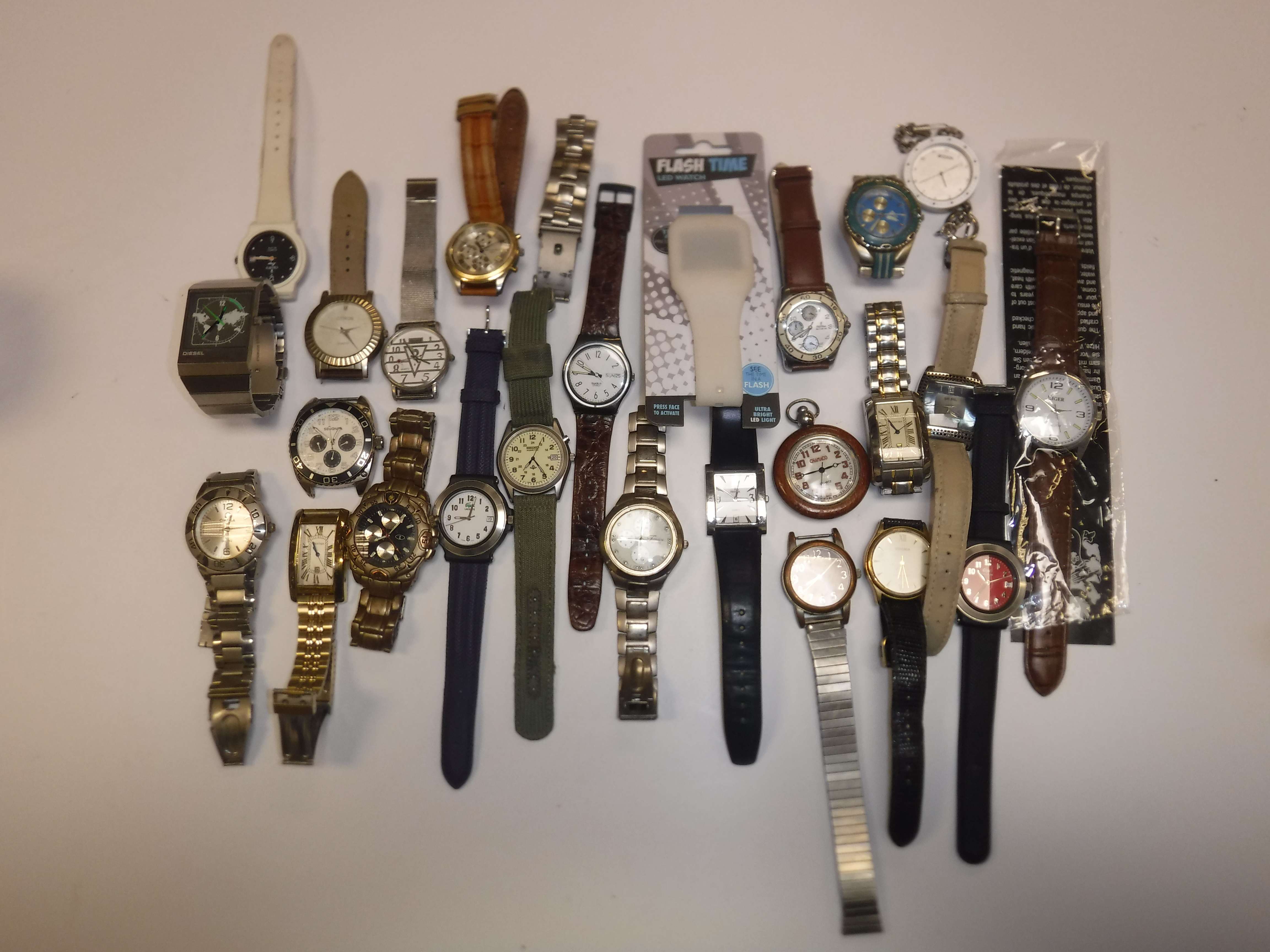 A bag containing 24 various watches, including Swatch, Select, imitation Omega, Solo, Crown, - Image 2 of 6