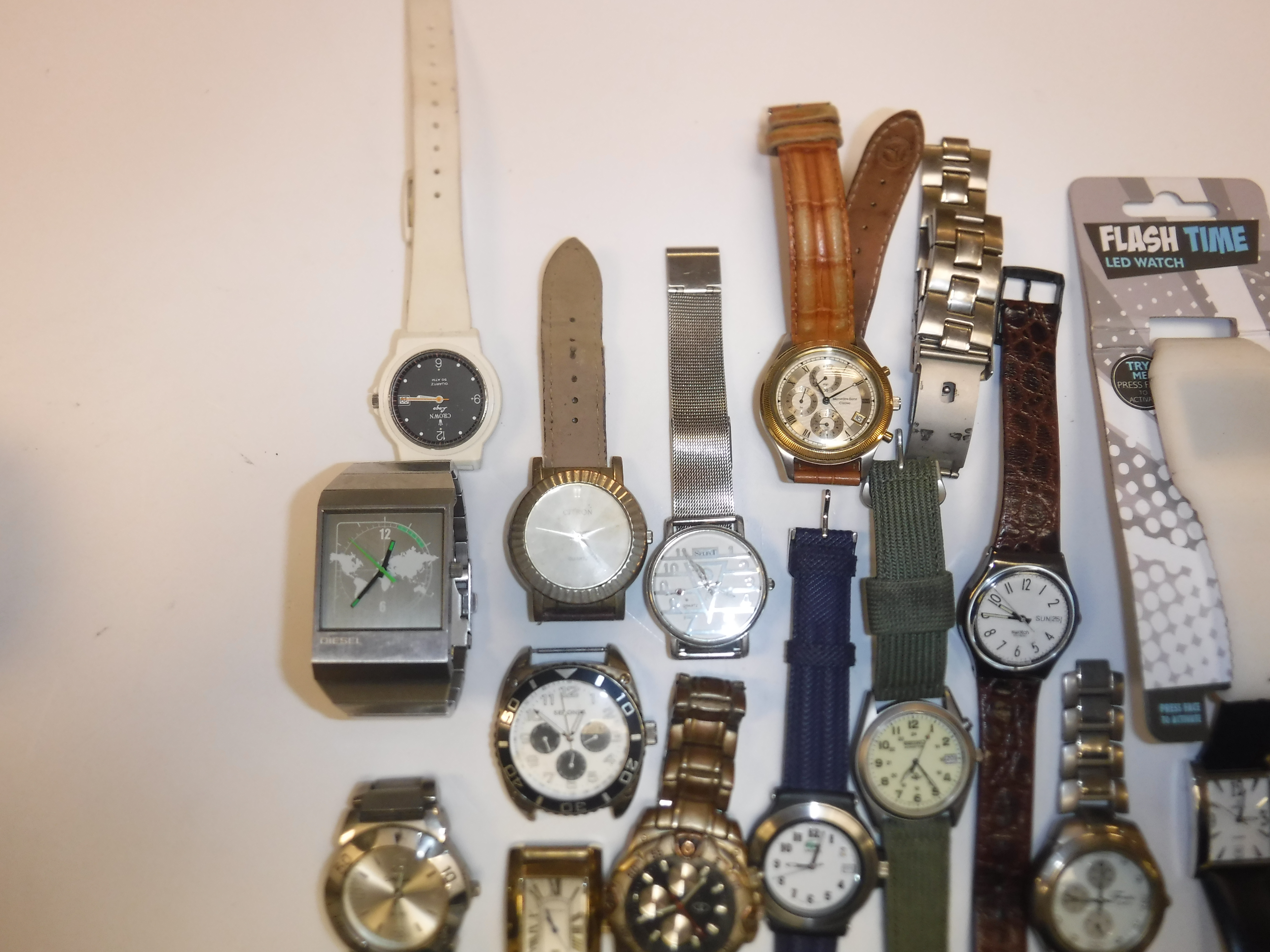 A bag containing 24 various watches, including Swatch, Select, imitation Omega, Solo, Crown, - Image 3 of 6