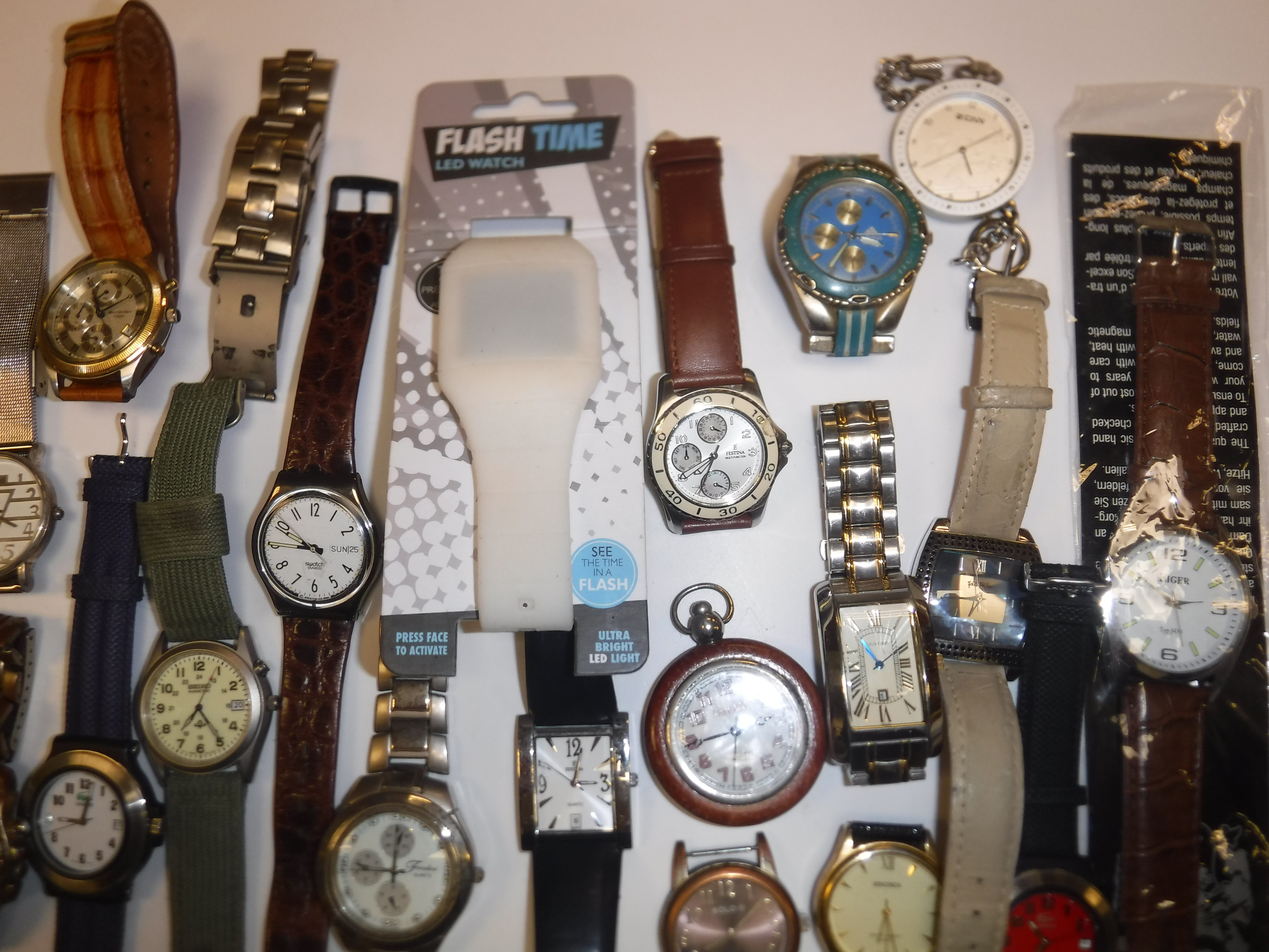 A bag containing 24 various watches, including Swatch, Select, imitation Omega, Solo, Crown, - Image 5 of 6