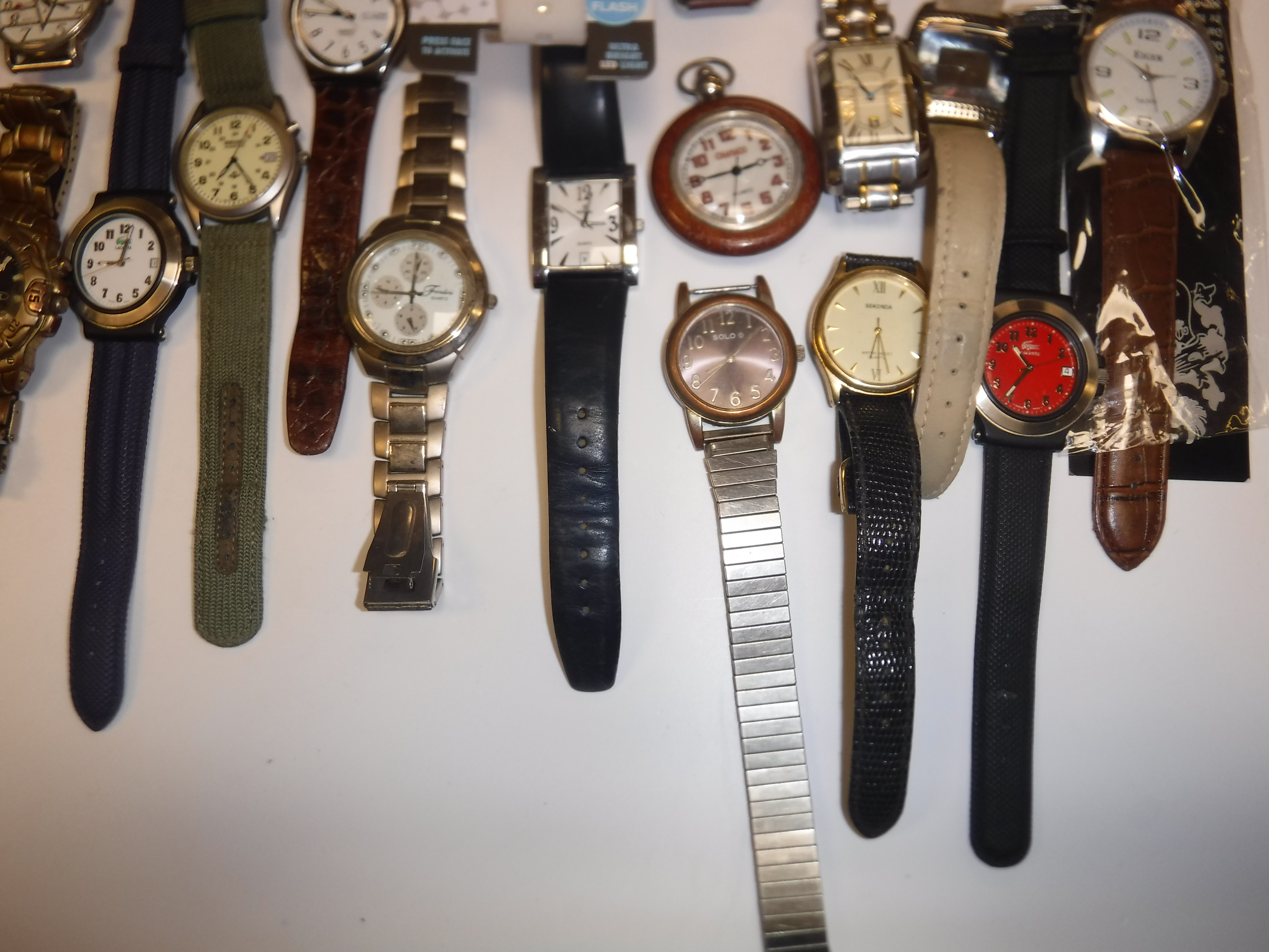 A bag containing 24 various watches, including Swatch, Select, imitation Omega, Solo, Crown, - Image 6 of 6