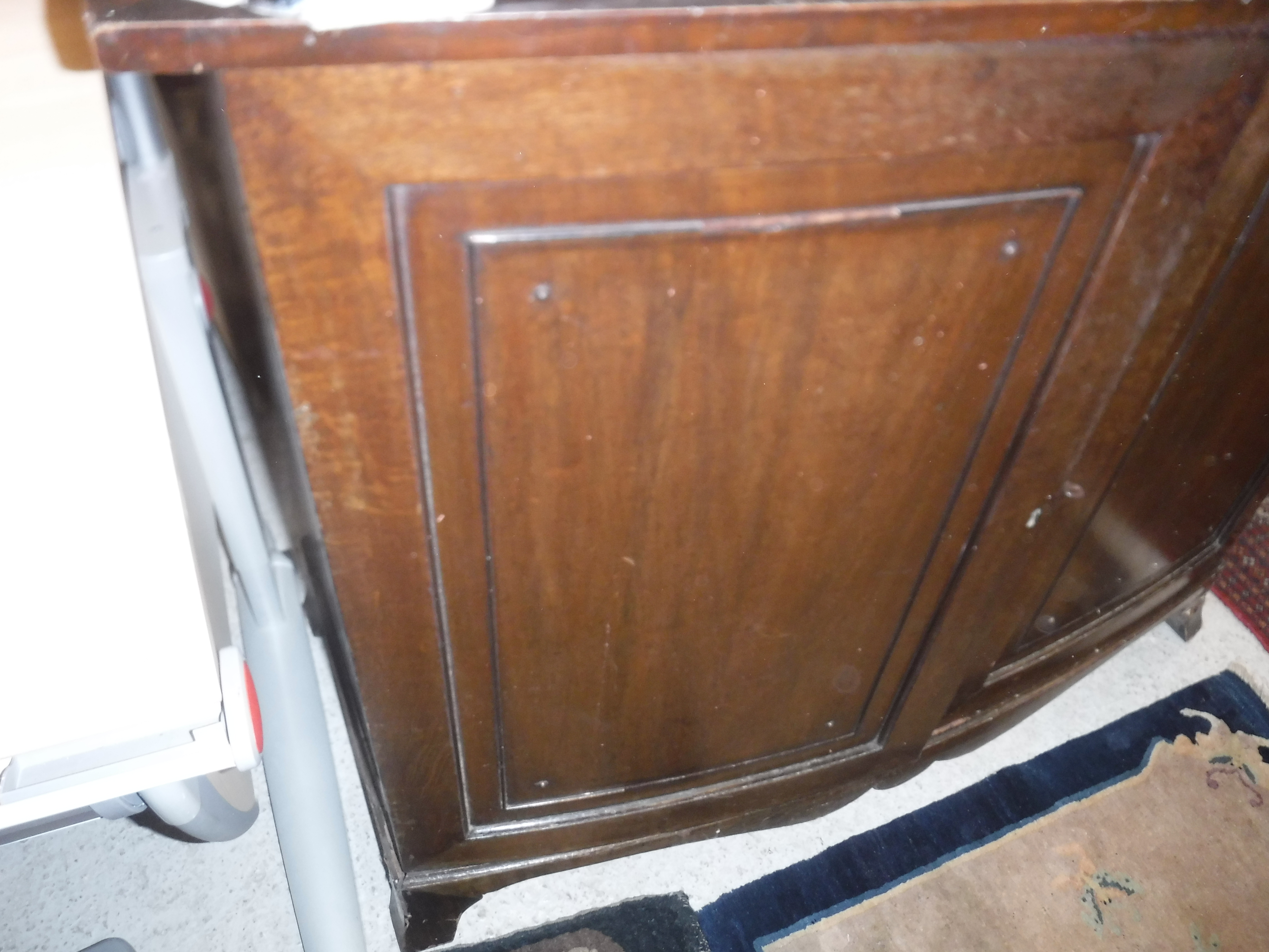 A circa 1900 mahogany bow fronted two door cupboard with single shelf, - Image 5 of 17