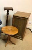 An Ercol style elm pedestal occasional table on quadruped base, 46 cm diameter x 44 cm high,