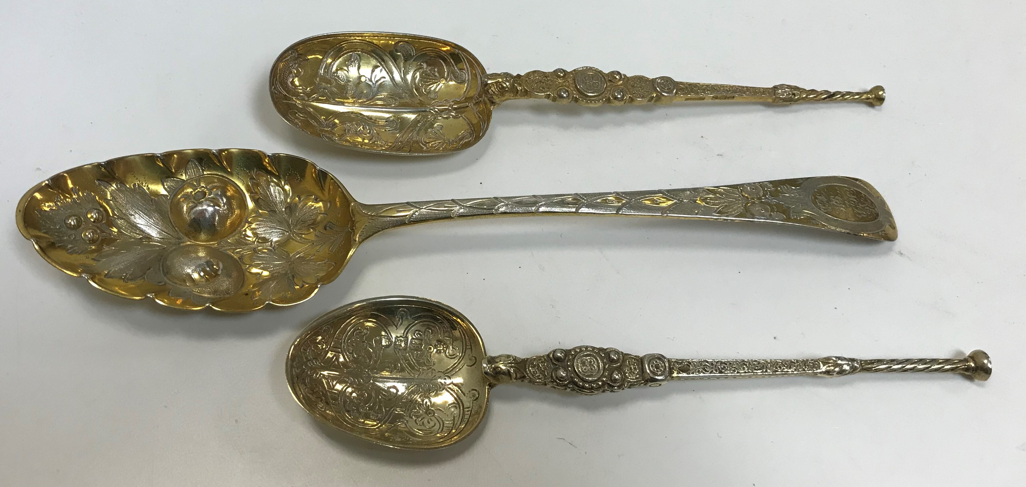 An Edwardian silver gilt annointing spoo