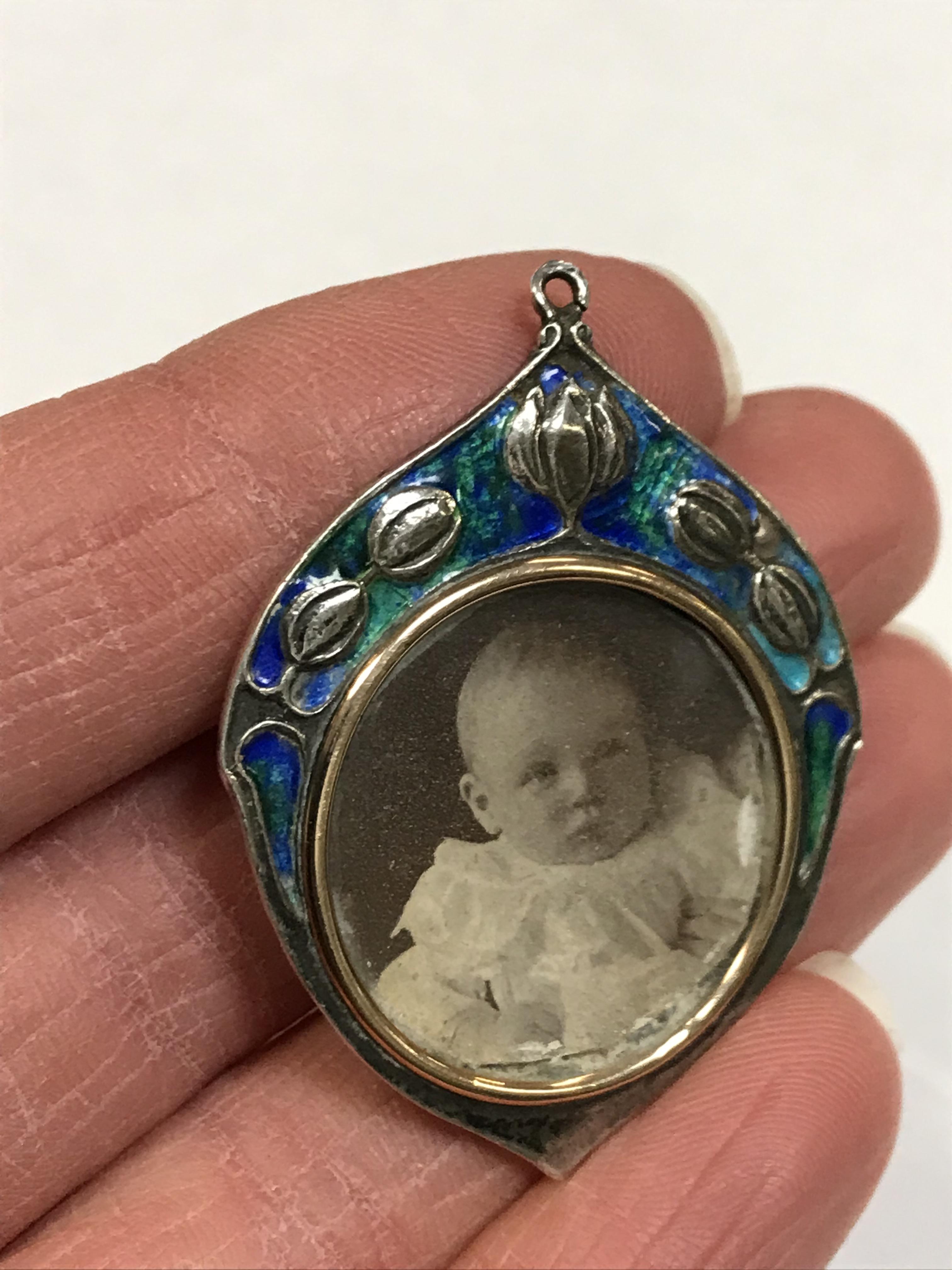 An Edwardian silver and enamel decorated pendant set with pendant locket (by William Hair Haseler, - Image 5 of 11