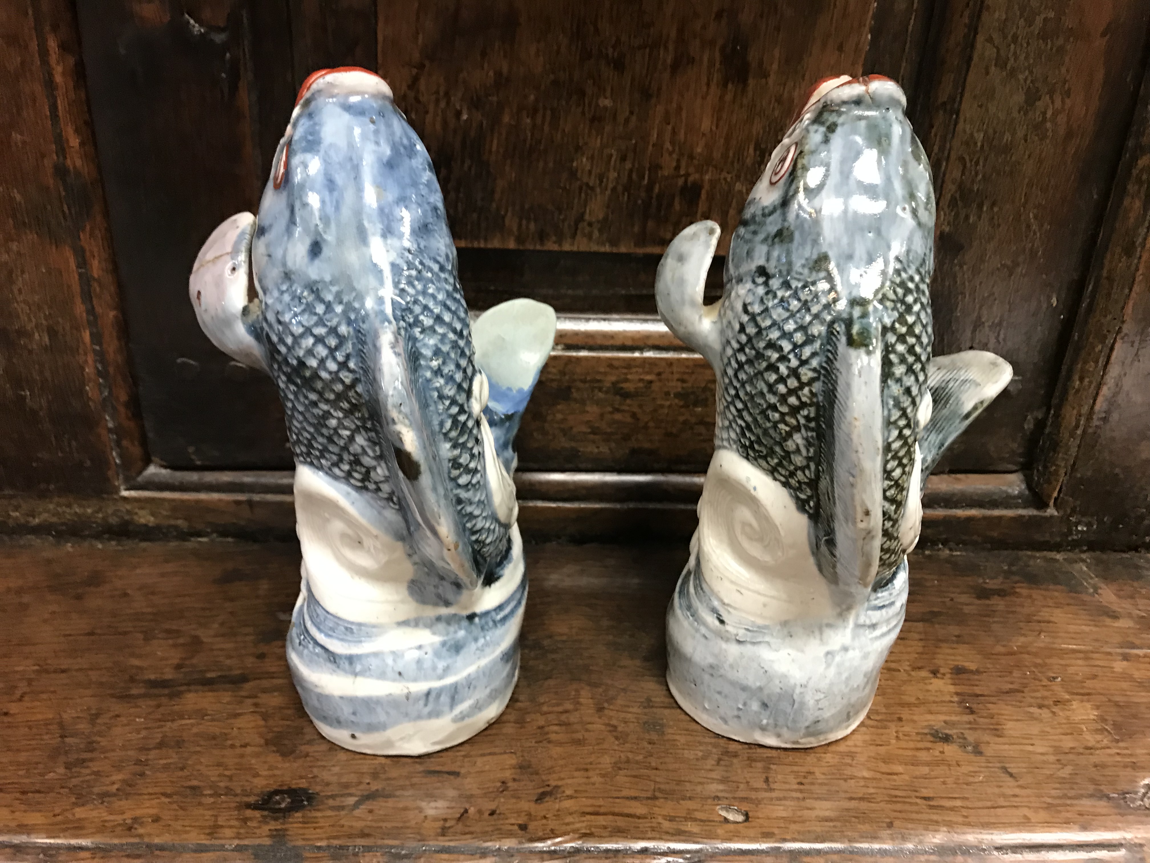 A pair of 18th Century Japanese Arita blue and white and oxide red over-glazed decorated carp - Image 4 of 28
