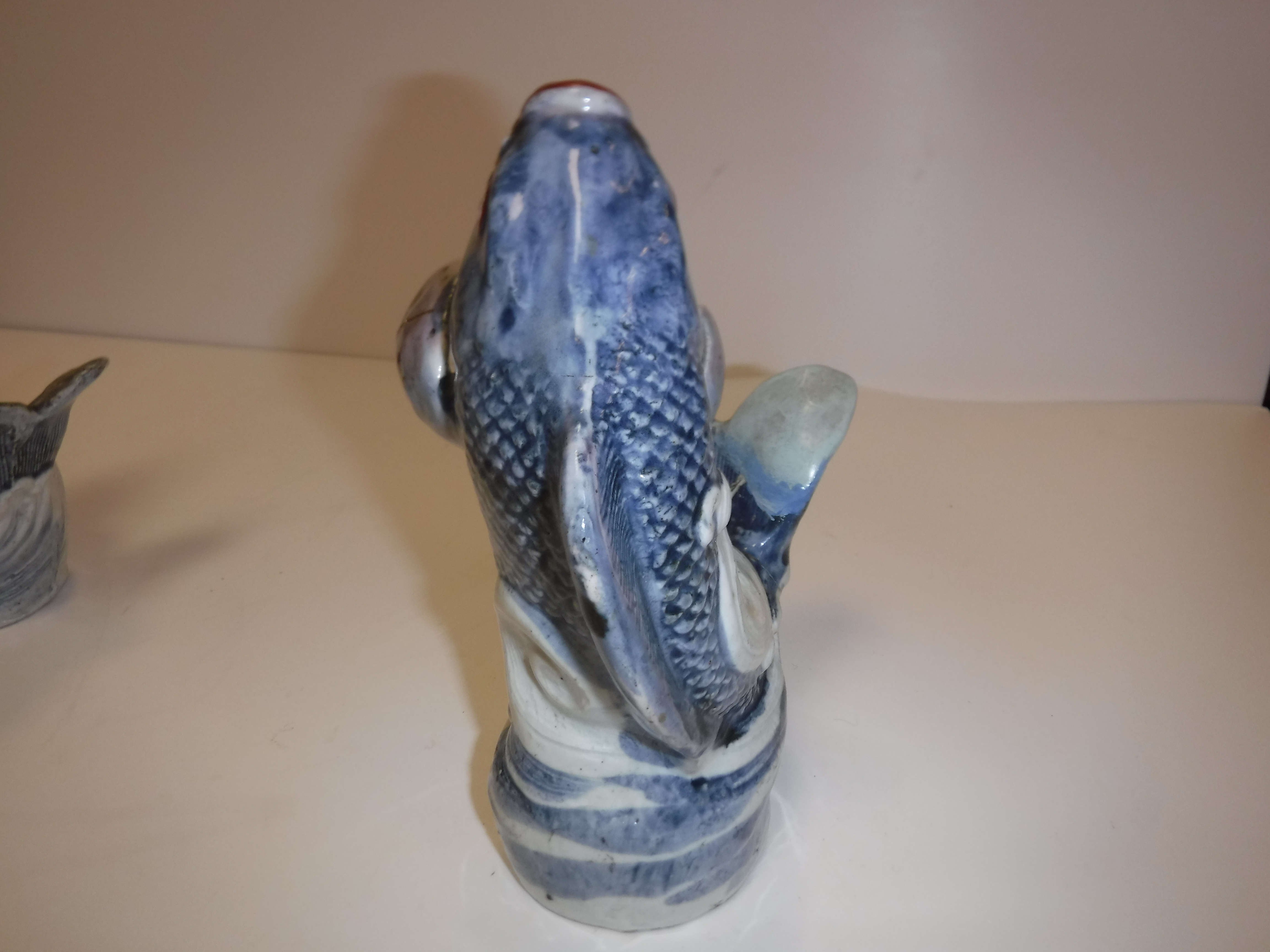 A pair of 18th Century Japanese Arita blue and white and oxide red over-glazed decorated carp - Image 18 of 28