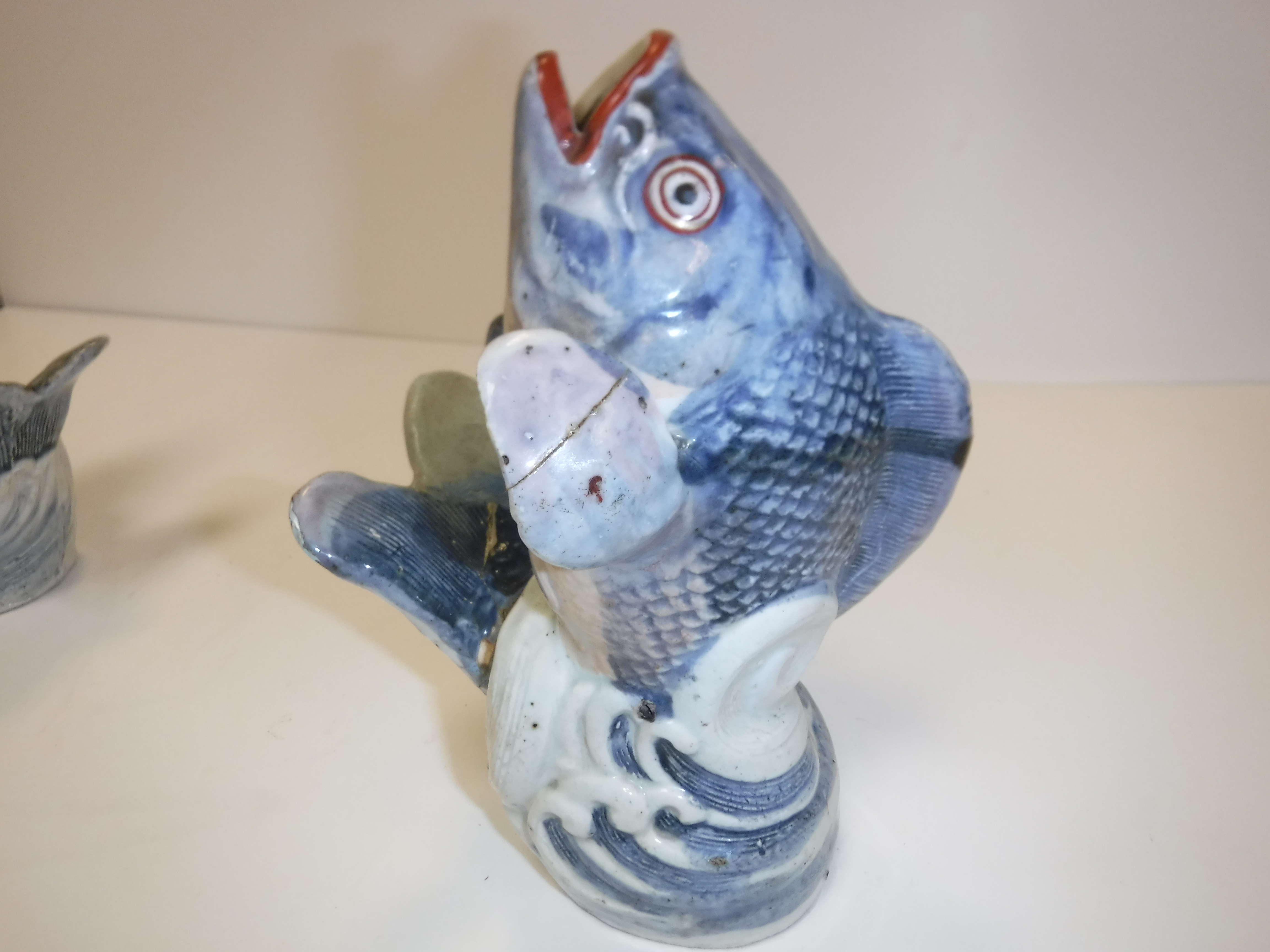 A pair of 18th Century Japanese Arita blue and white and oxide red over-glazed decorated carp - Image 17 of 28