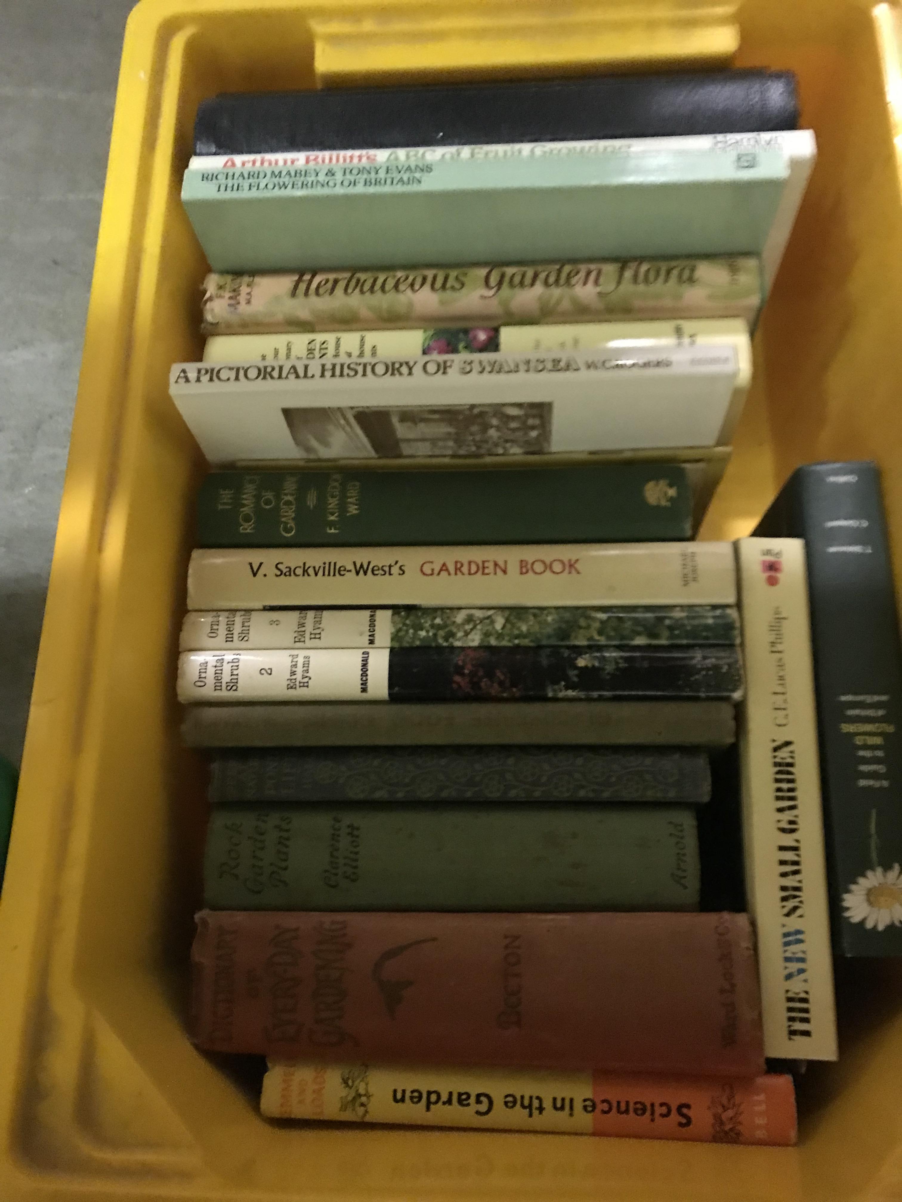 Six boxes of vintage and modern books on the subject of gardening - Image 3 of 6