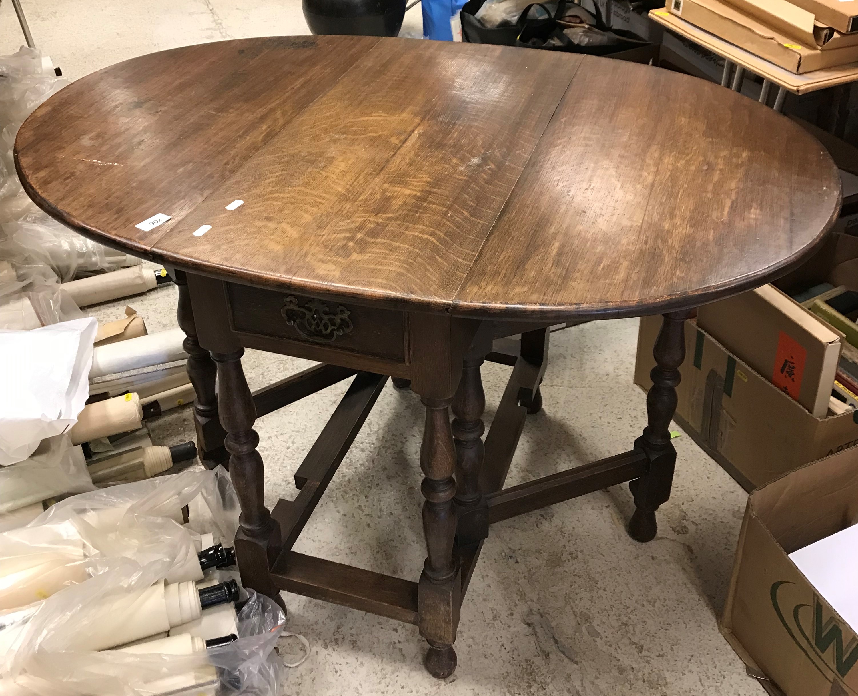 An oval gate-leg drop-leaf tea table in the 18th Century manner, 114 cm x 78 cm x 72.5 cm high - Image 2 of 2