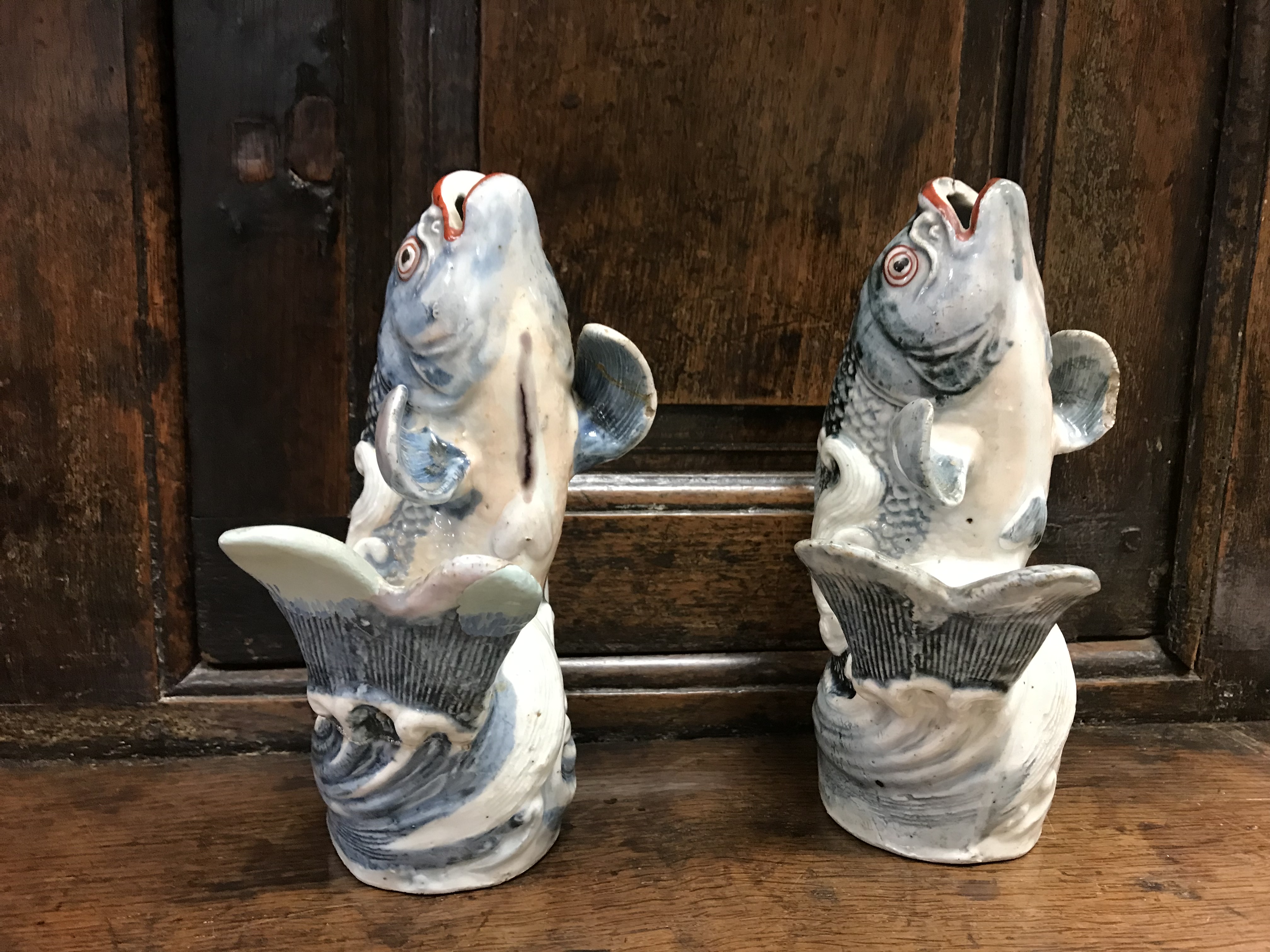 A pair of 18th Century Japanese Arita blue and white and oxide red over-glazed decorated carp - Image 2 of 28