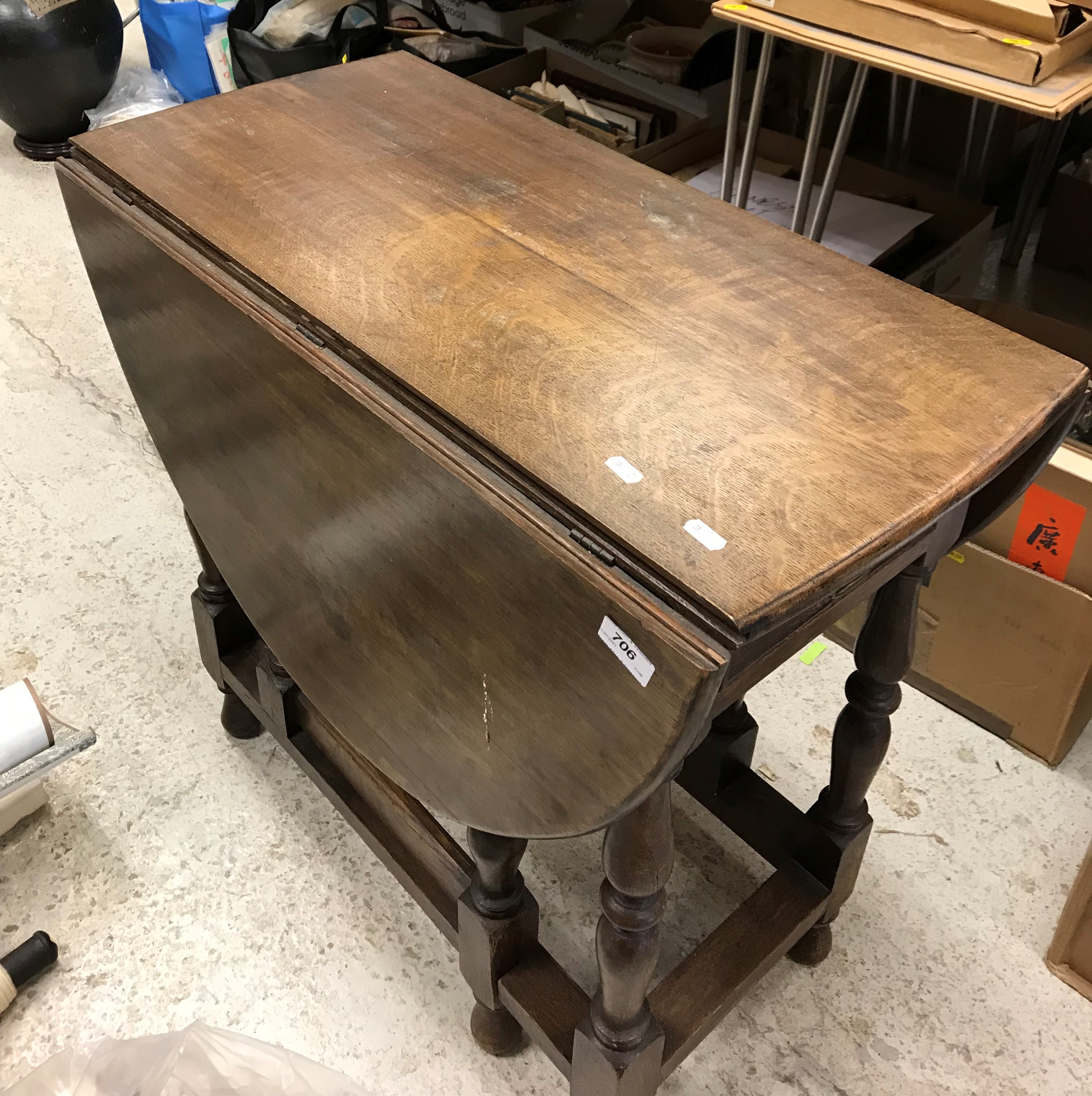 An oval gate-leg drop-leaf tea table in the 18th Century manner, 114 cm x 78 cm x 72.5 cm high