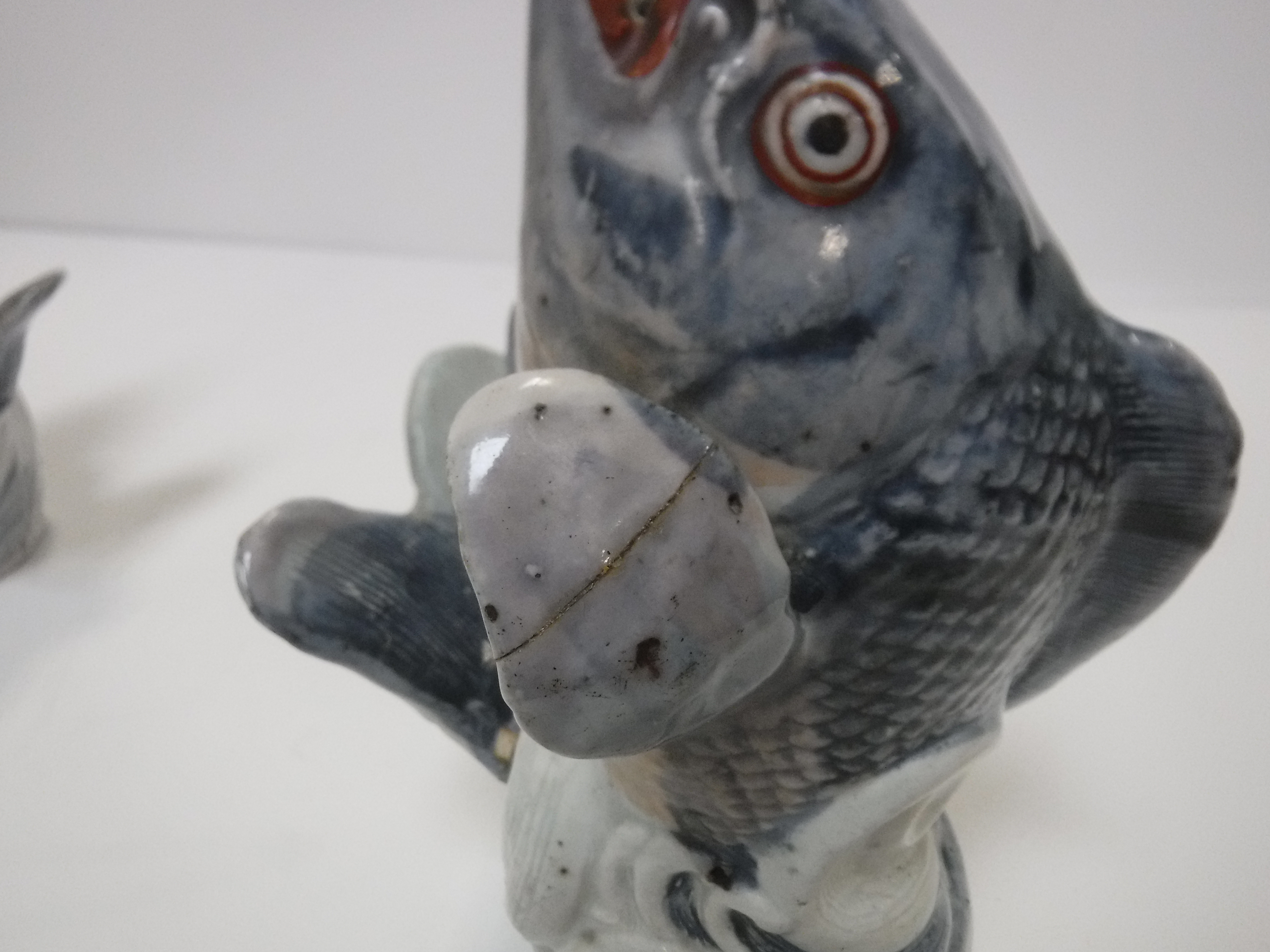 A pair of 18th Century Japanese Arita blue and white and oxide red over-glazed decorated carp - Image 22 of 28