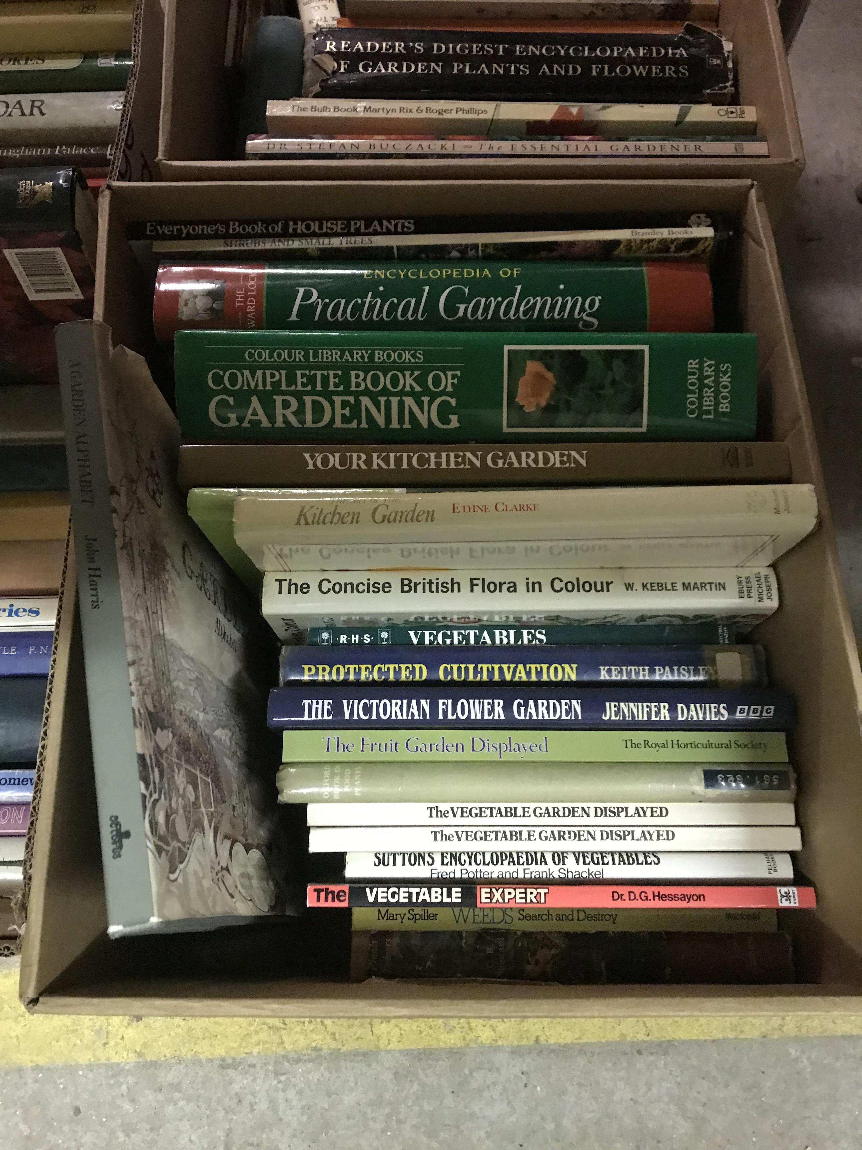 Six boxes of vintage and modern books on the subject of gardening - Image 5 of 6