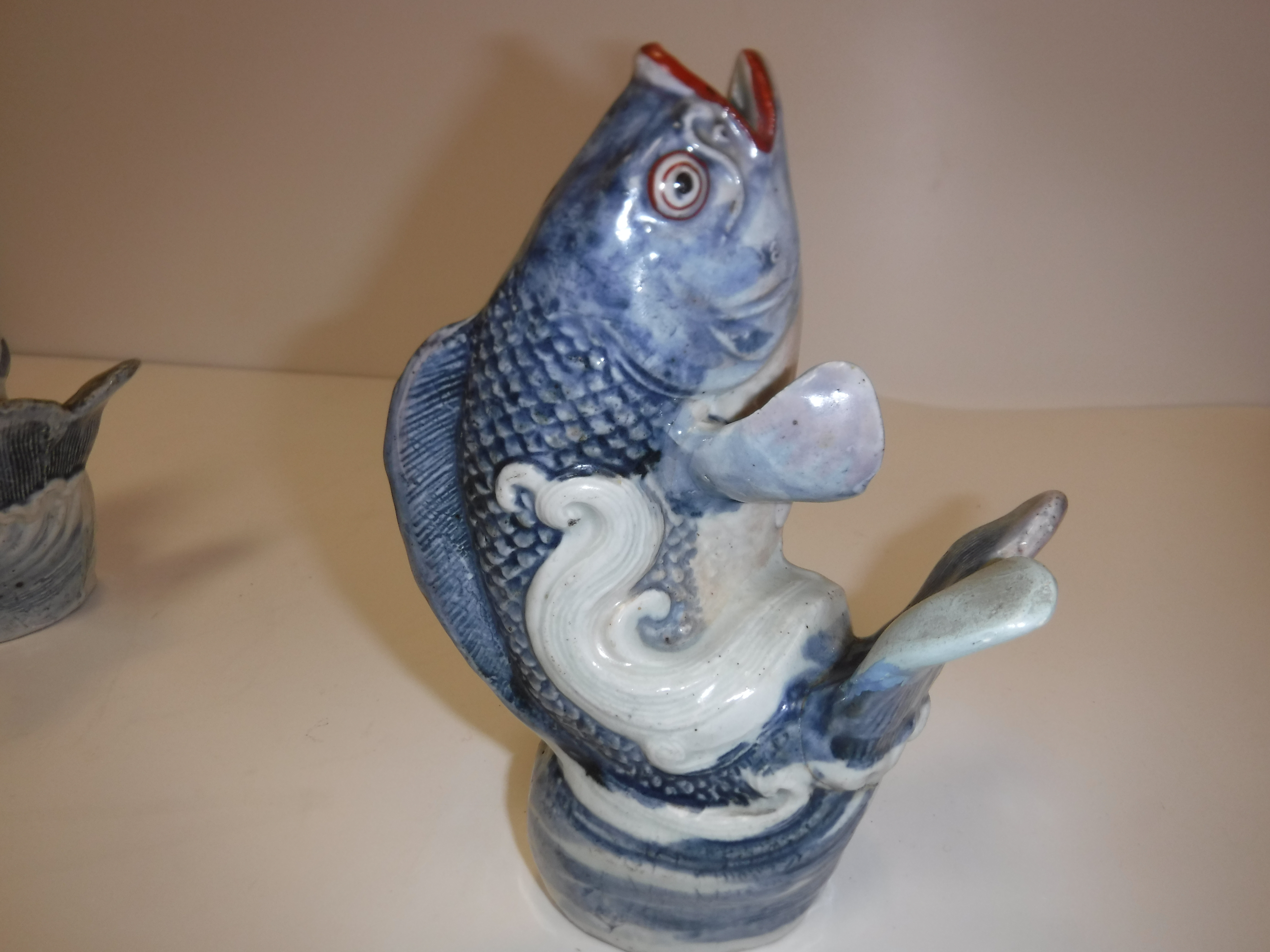 A pair of 18th Century Japanese Arita blue and white and oxide red over-glazed decorated carp - Image 15 of 28