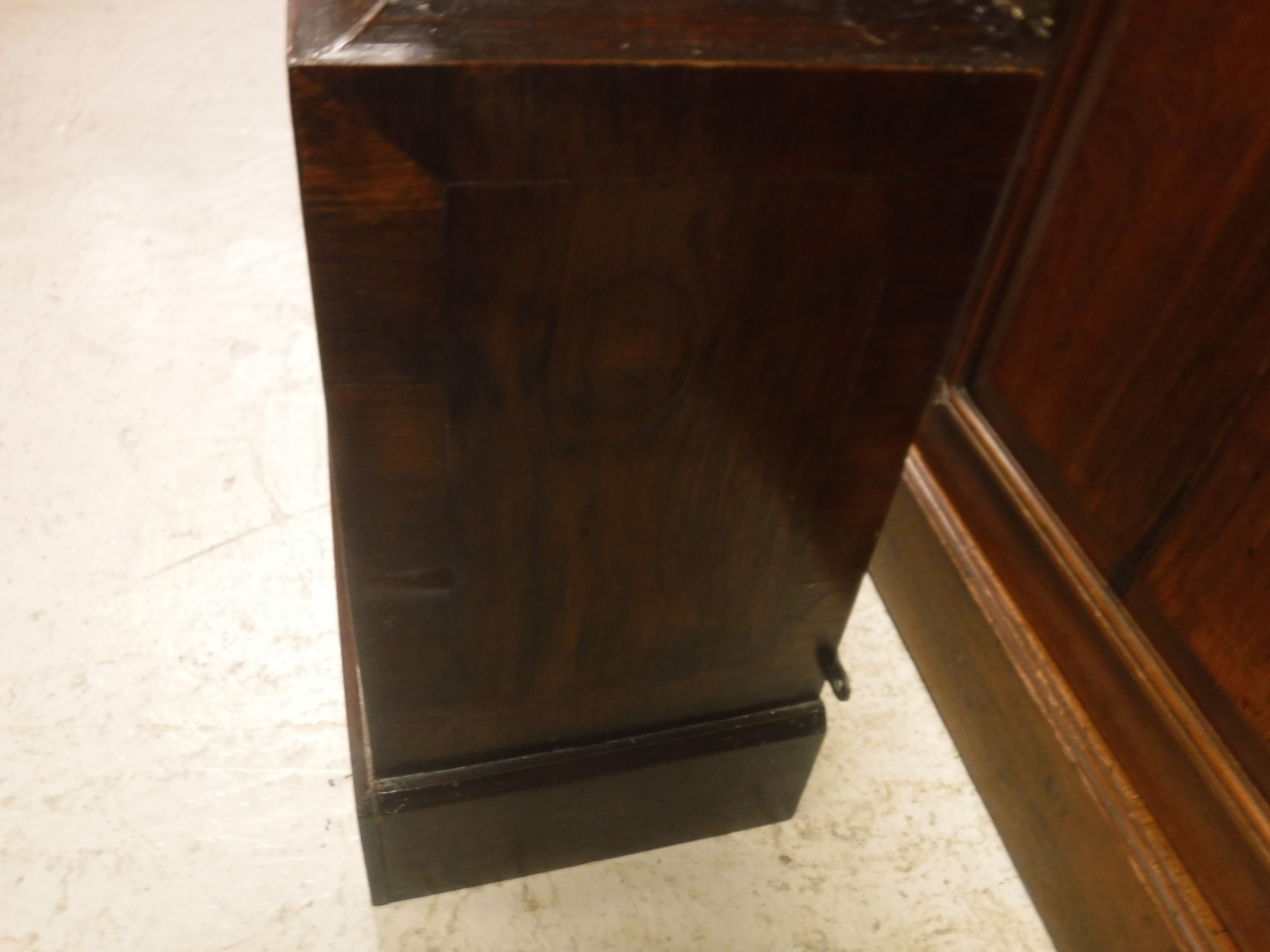 An 18th Century walnut cased long case clock, the eight day movement with silvered chapter ring, - Image 20 of 31