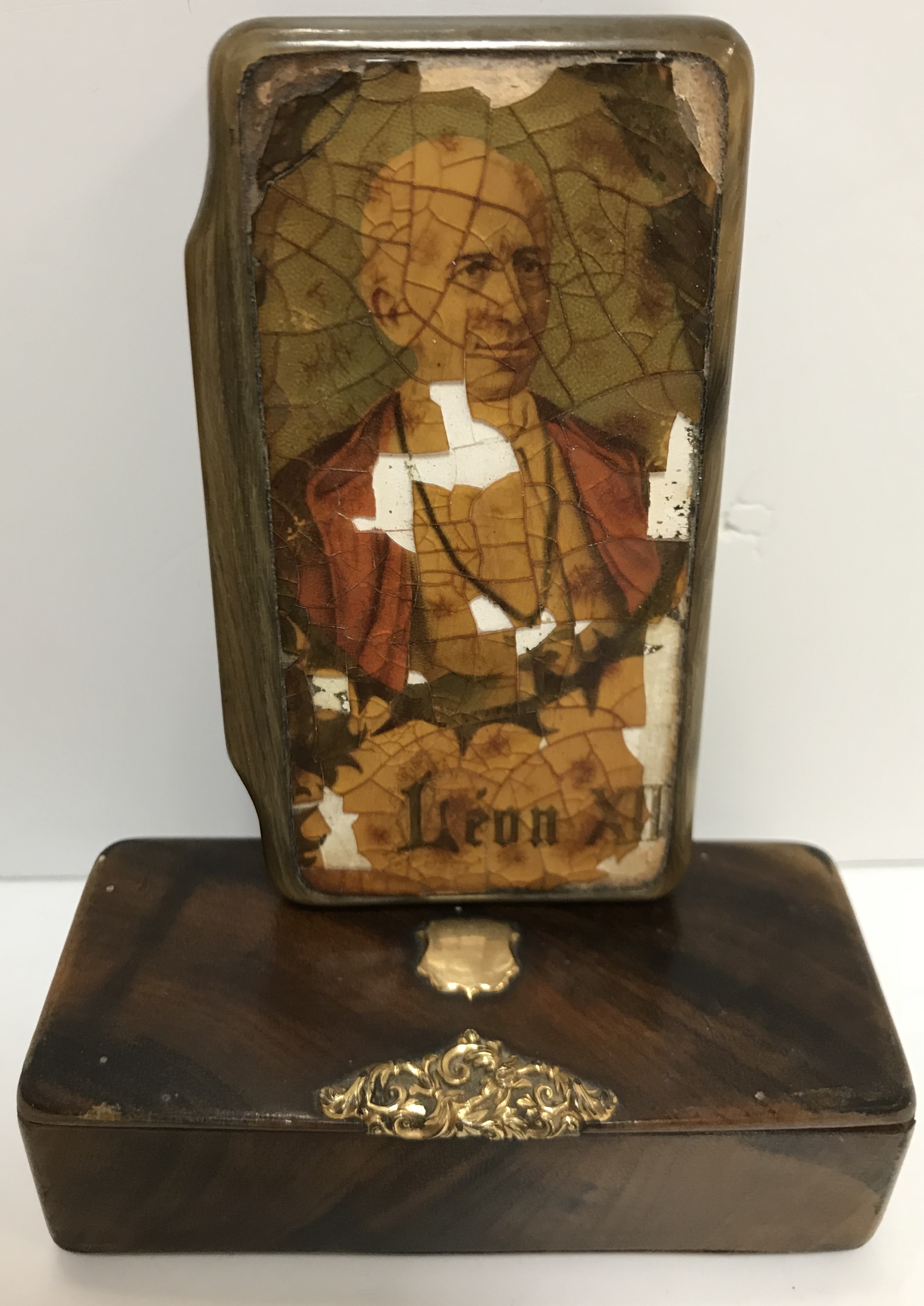 A 19th Century horn snuff box decorated with printed portrait of Leon XII, 9.
