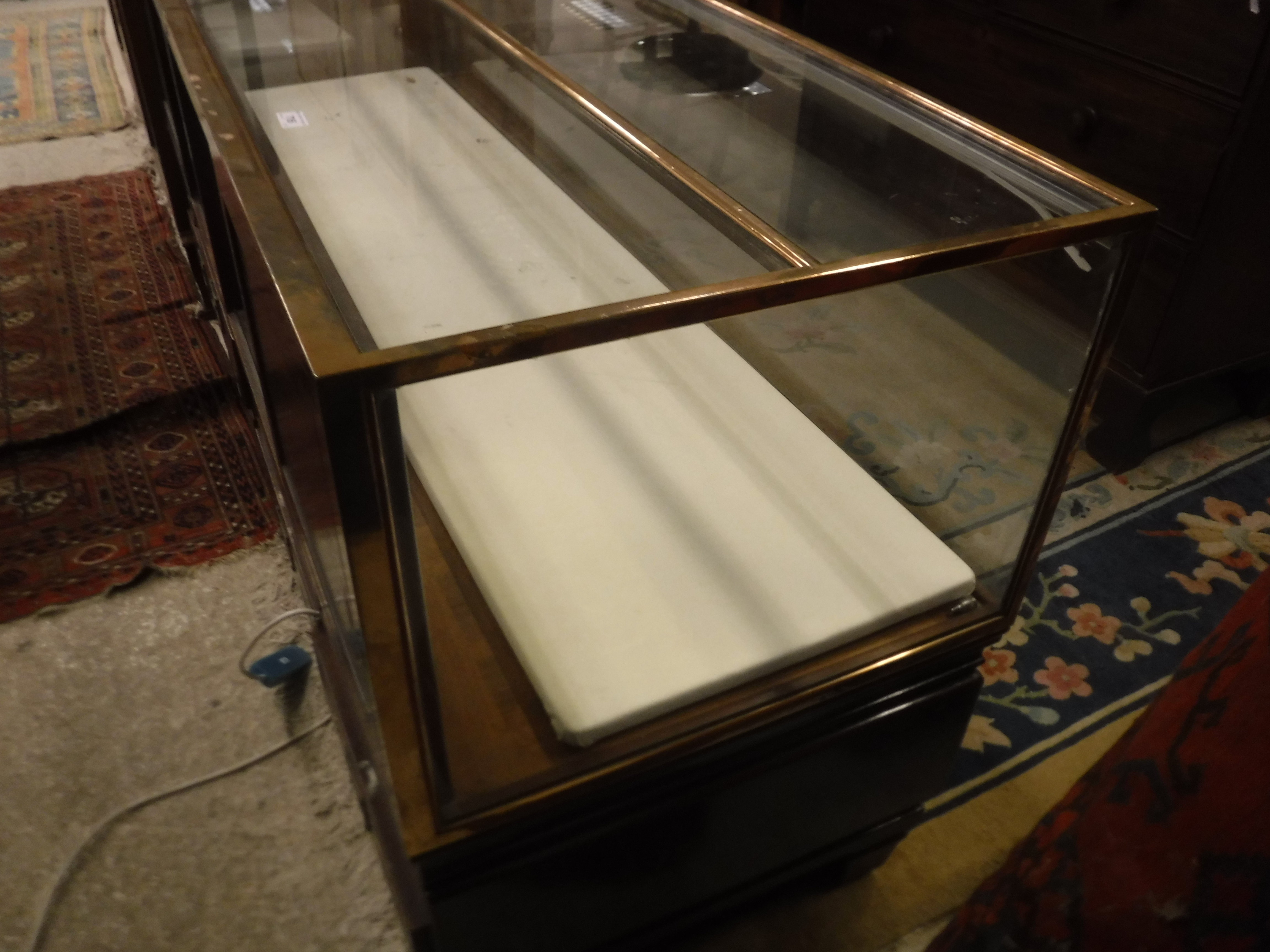 An early 20th Century brass framed and mahogany and glazed shop counter with four sliding doors - Image 9 of 11