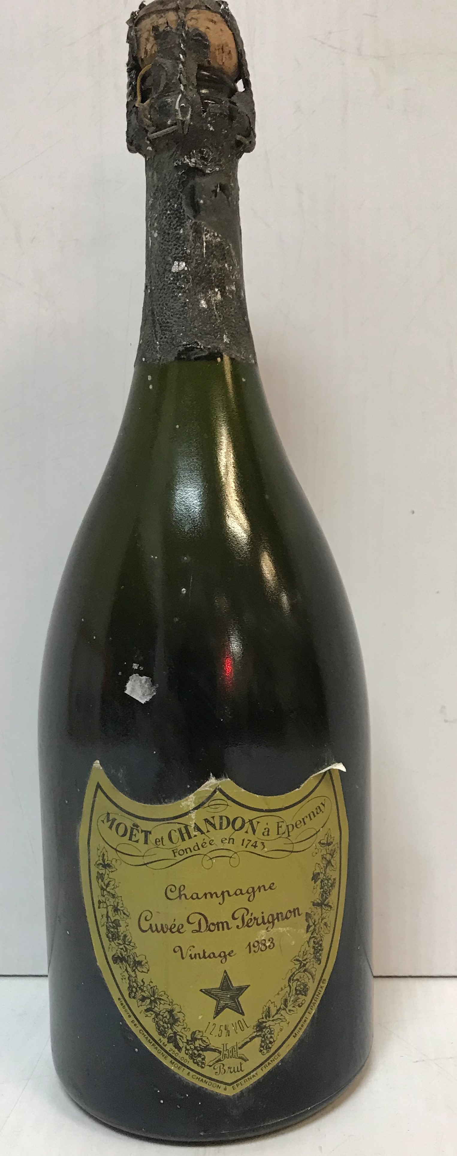 One bottle Möet et Chandon Champagne Cuvée Dom Pérignon Vintage 1983