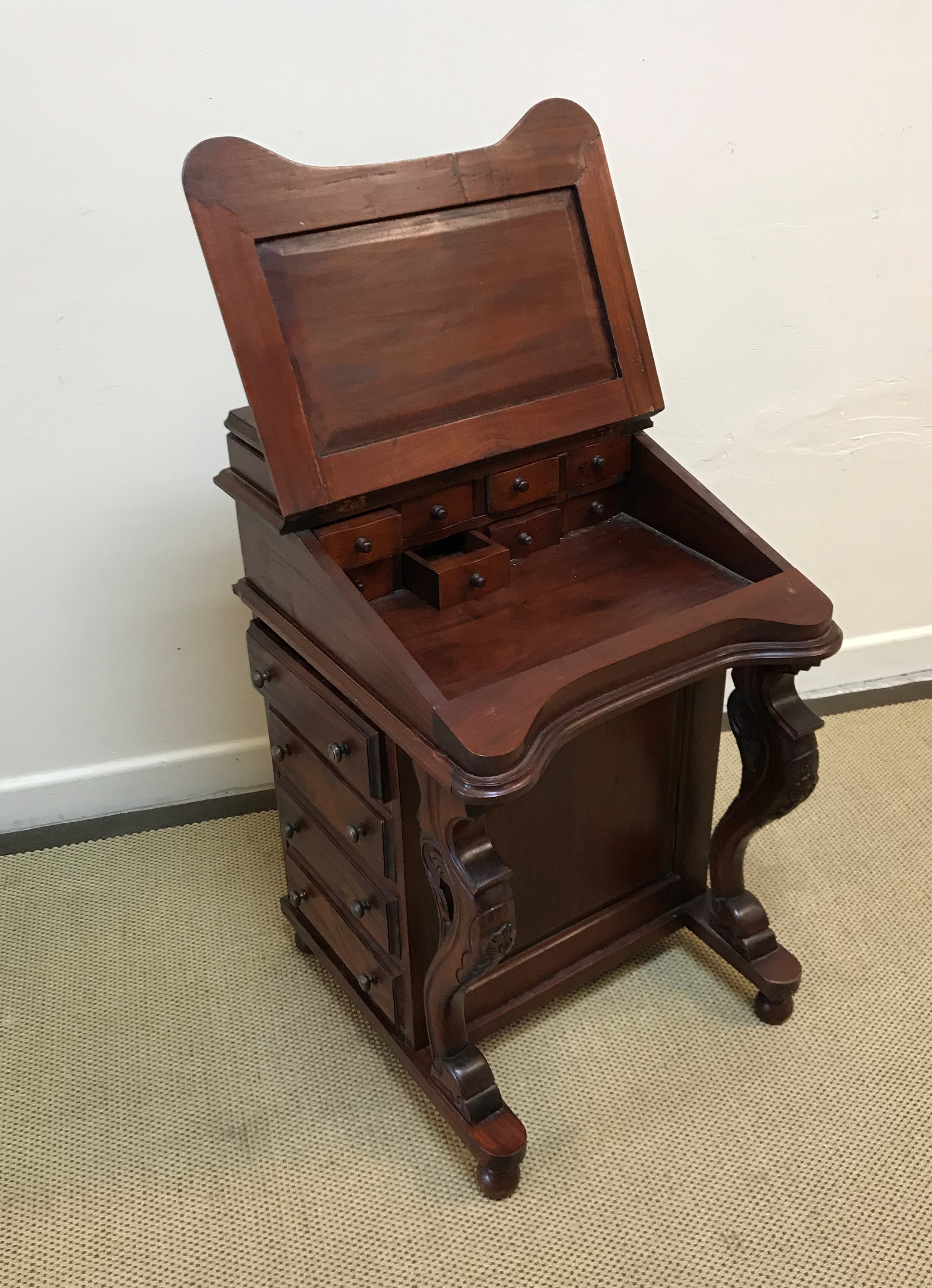 A modern mahogany Davenport desk in the Victorian style with stationery compartment over a sloping - Image 3 of 3