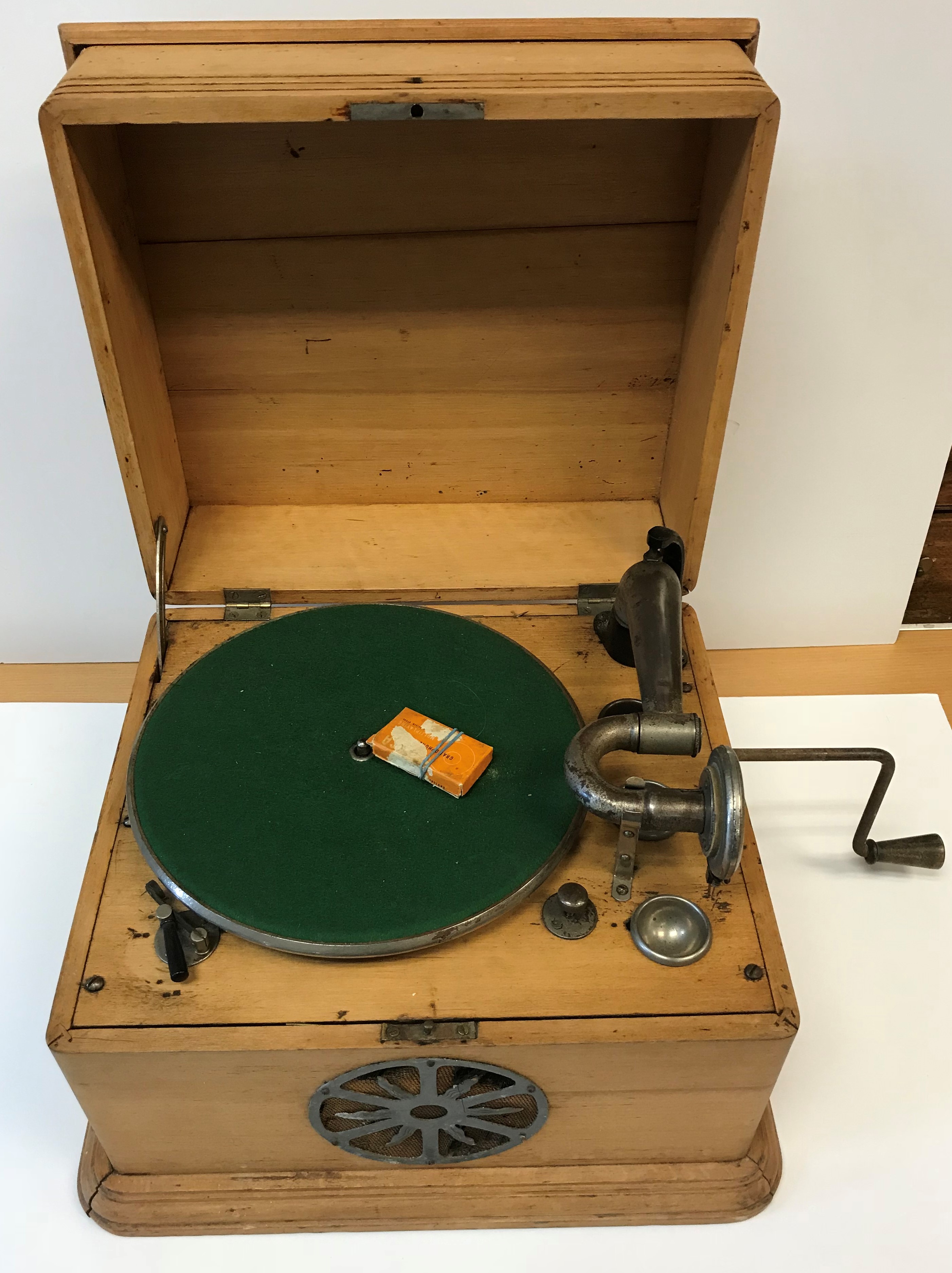 A stripped beech cased "The Excello" deluxe model table-top gramophone, 39.5 cm x 35.5 cm x 27.8 - Image 2 of 2