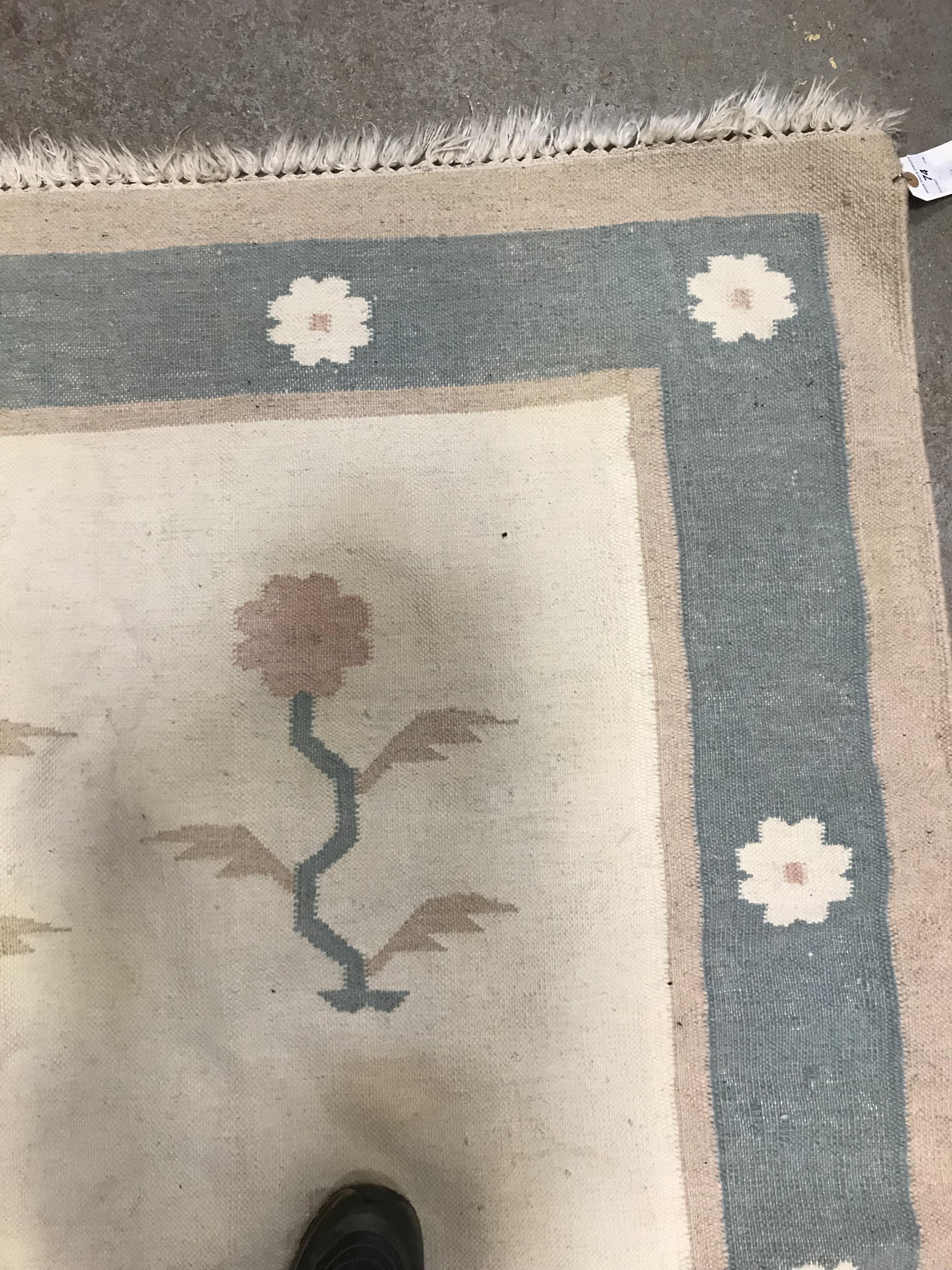 A modern rug, the central panel set with floral sp - Image 7 of 25