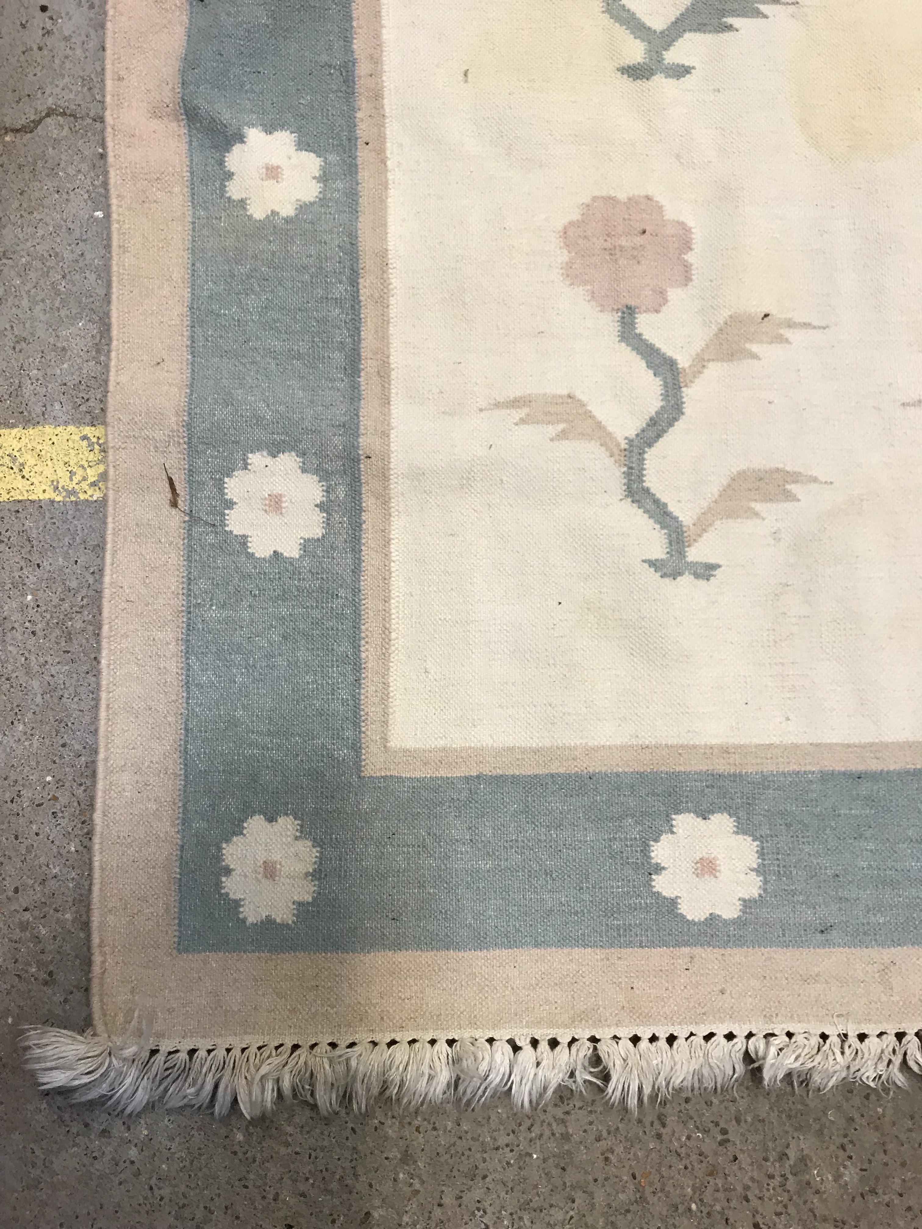 A modern rug, the central panel set with floral sp - Image 2 of 25