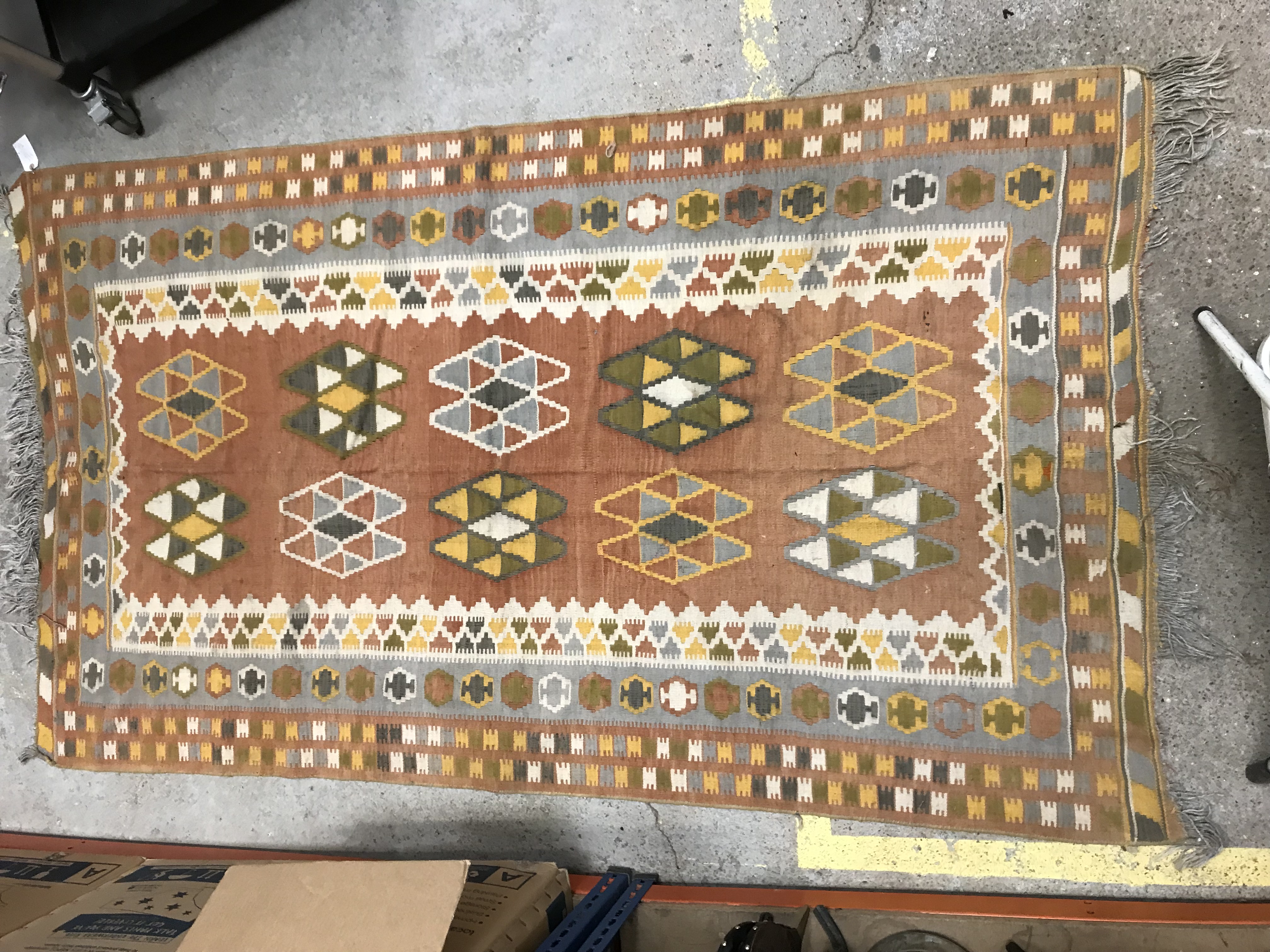 A modern rug, the central panel set with floral sp - Image 9 of 25