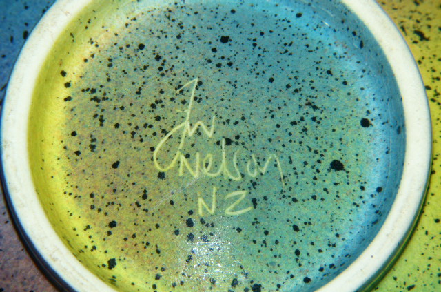 Jim Nelson, New Zealand, circular pottery bowl of tinted blue, purple, green and amber speckled - Image 3 of 4