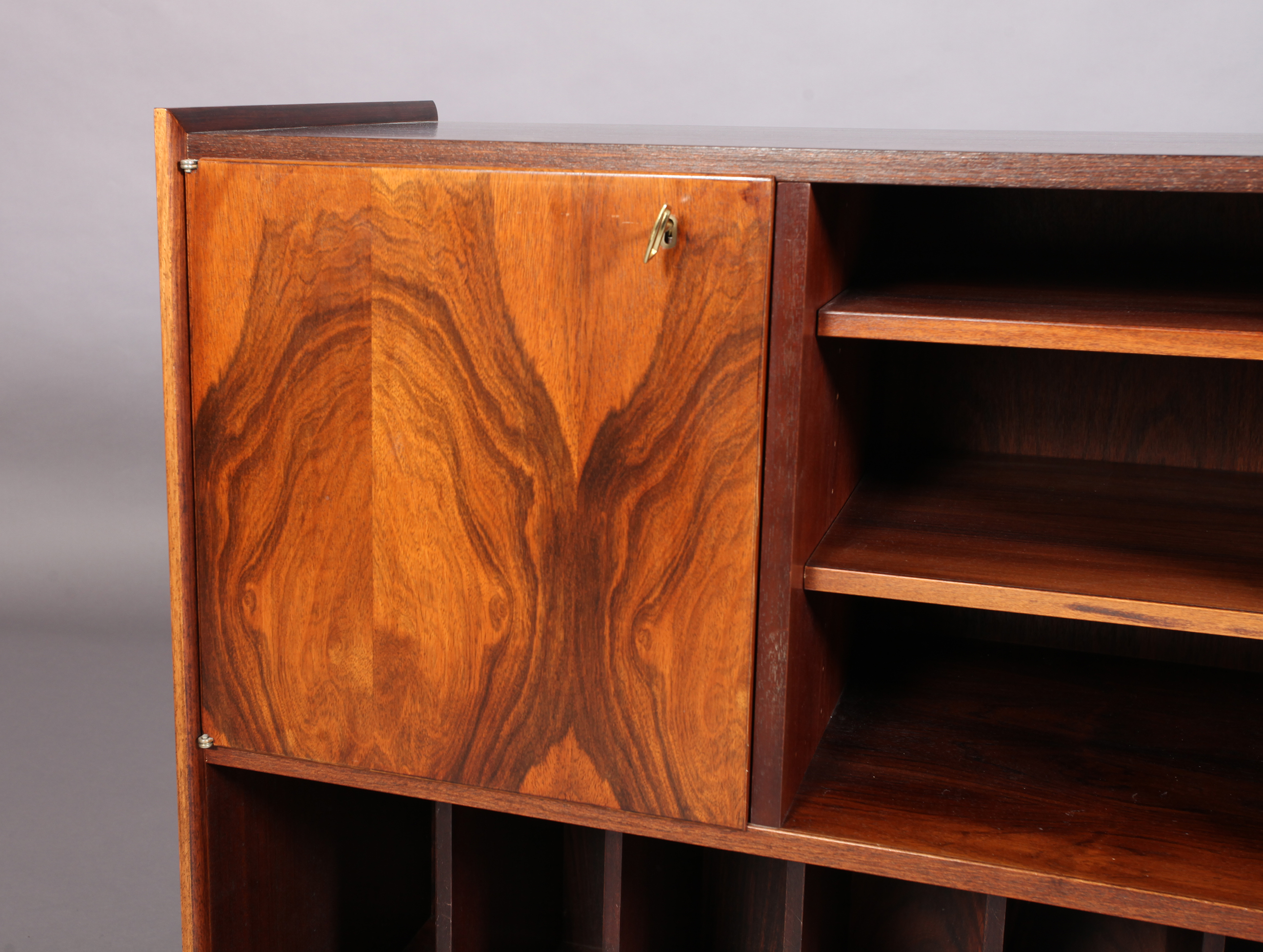 A rosewood veneered audio cabinet, the top above a single door cupboard, flanked by adjustable - Image 3 of 4