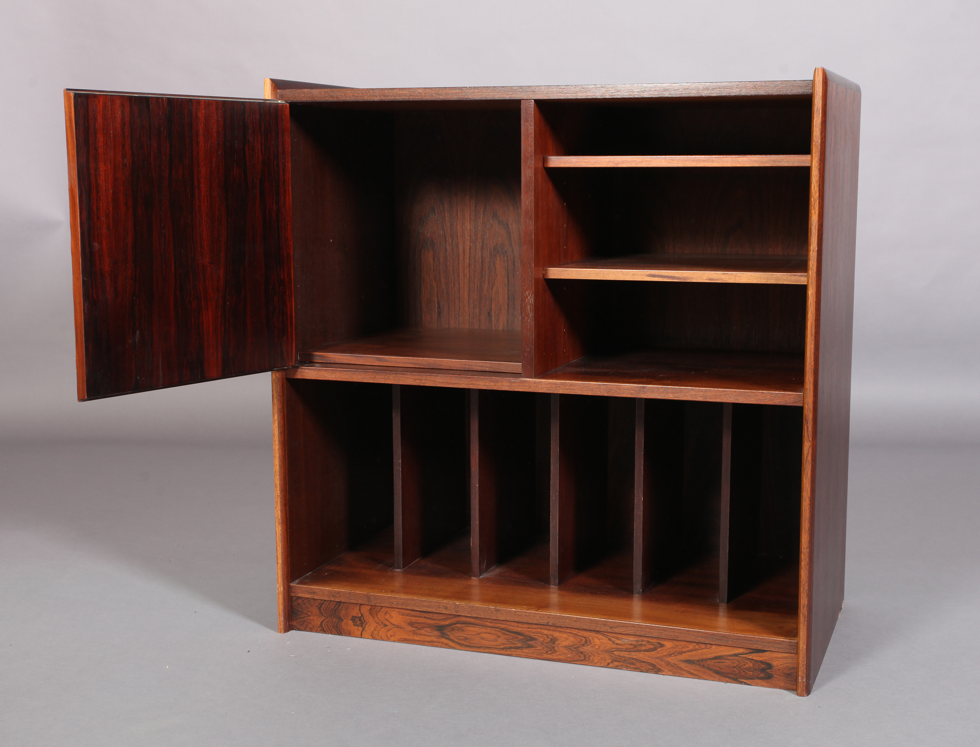 A rosewood veneered audio cabinet, the top above a single door cupboard, flanked by adjustable - Image 4 of 4