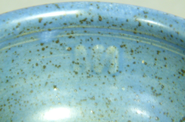 Jim Nelson, New Zealand, circular pottery bowl of tinted blue, purple, green and amber speckled - Image 4 of 4