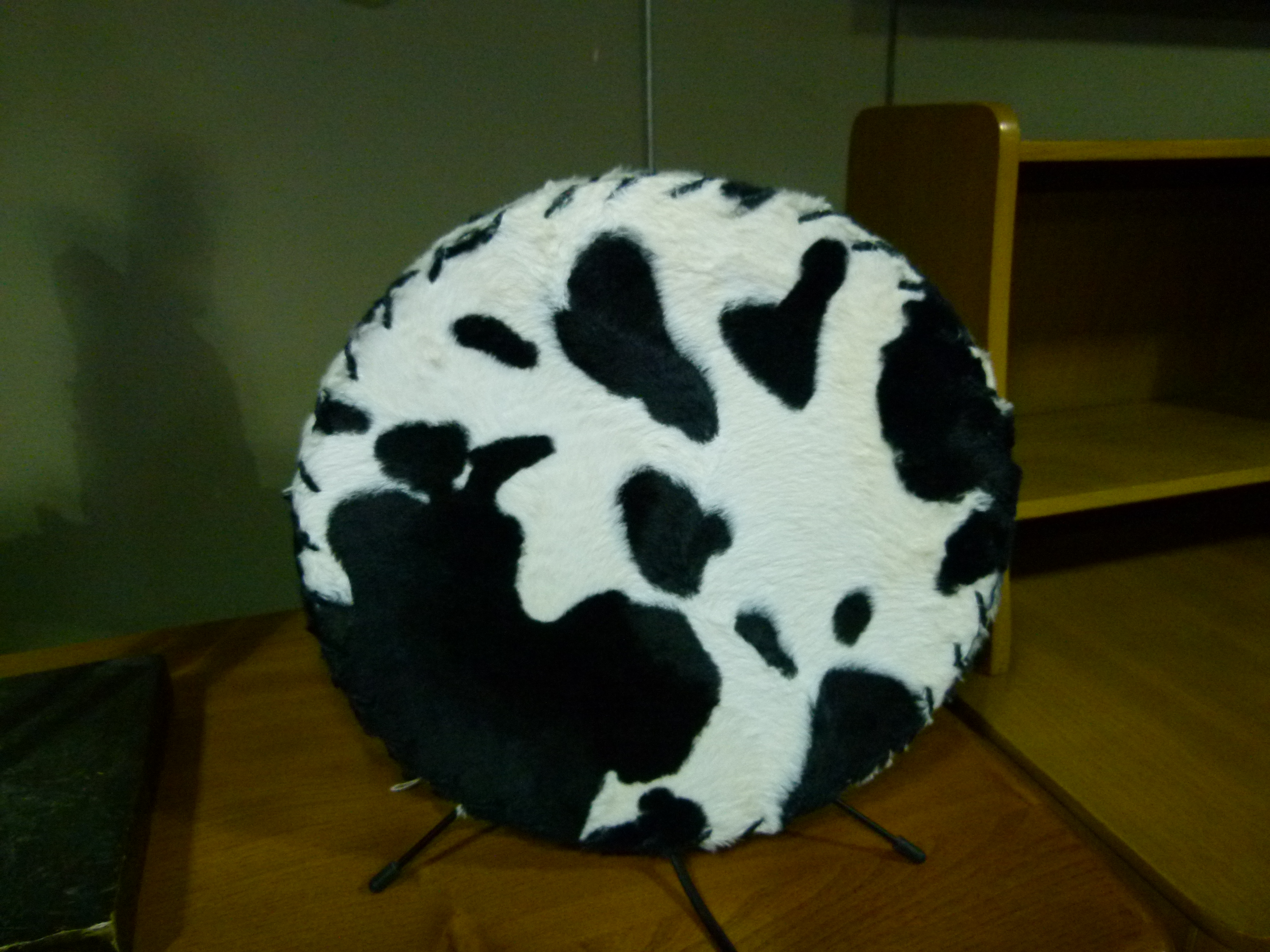 A black and white 'cow hide' table lamp, 32cm x 32cm - Image 7 of 7