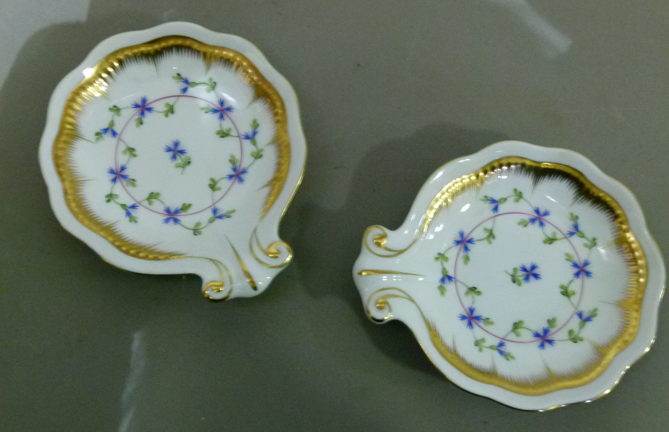 A pair of Herend shell shaped dished painted to the centres with Angouleme sprigs within a gilt - Image 3 of 3