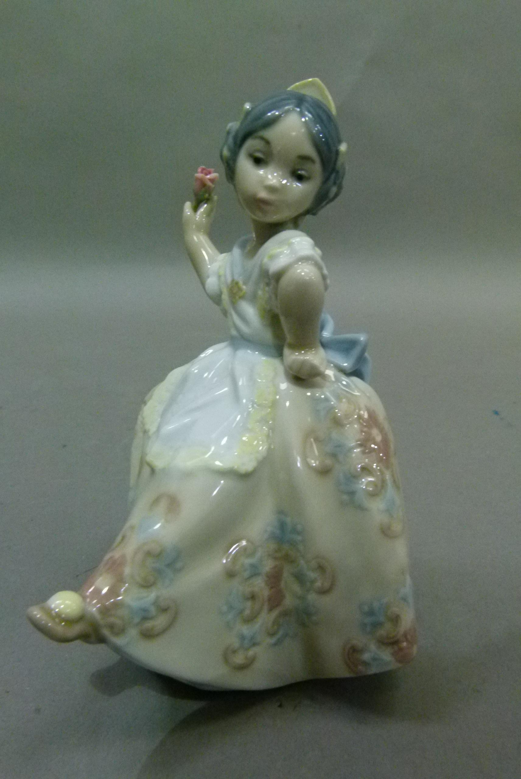 A Lladro figure Carmencita, code 5373, year 1988, 14cm high - Image 2 of 4