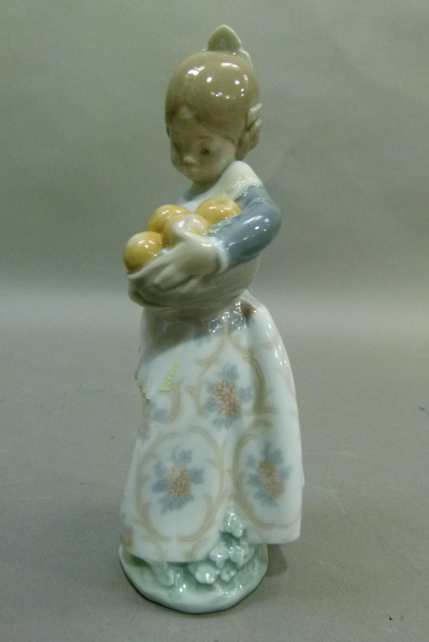 A Lladro Girl from Valencia, code 4841, year 1973, 18cm high - Image 3 of 5